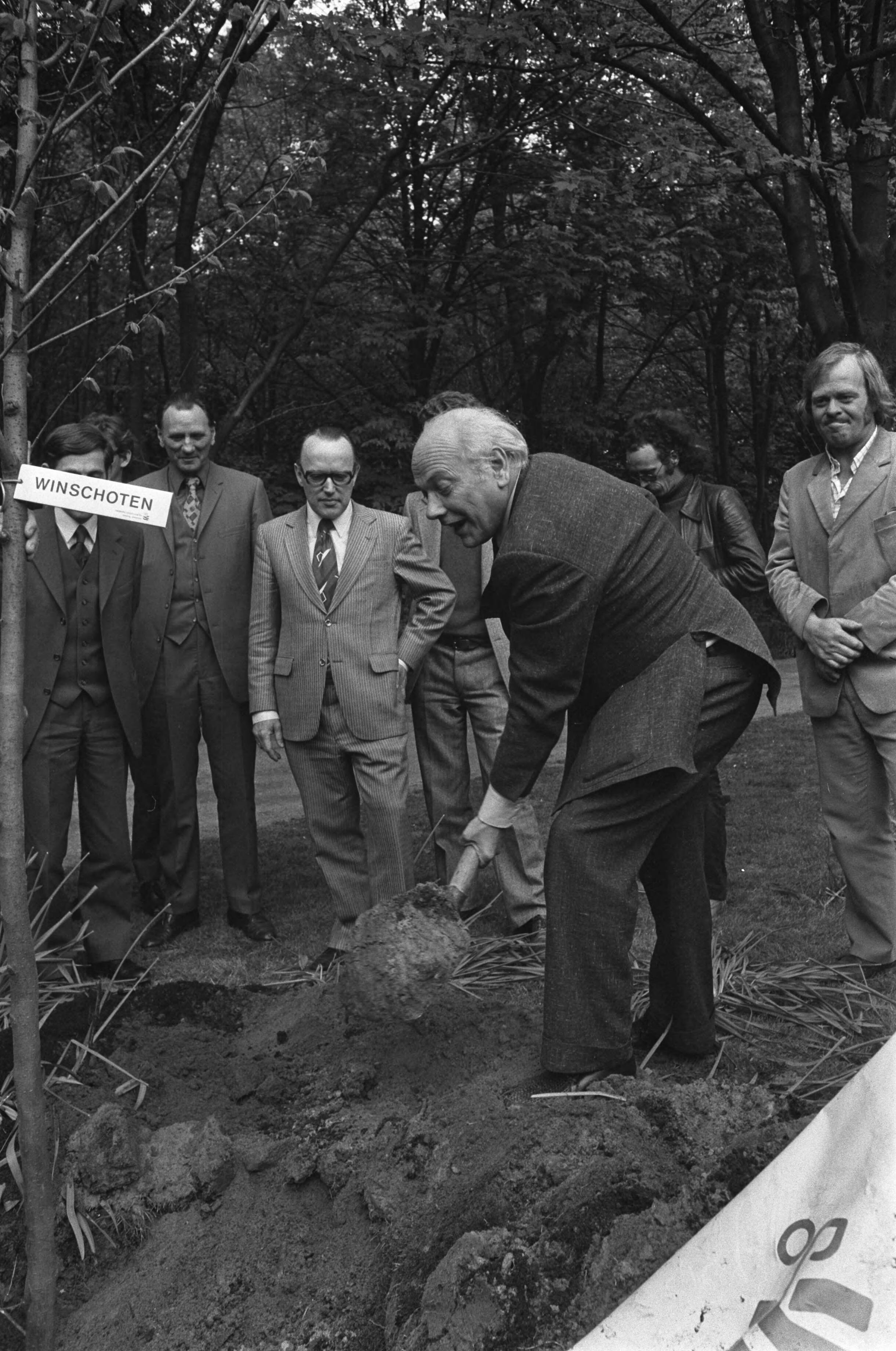 Fotocollectie Anefo — Delegatie streekraad Oost Groningen biedt Den Uyl olm aan op Cathuis; Den Uyl plant eerste olm in tuin, geholpen door mevrouw Den Uyl — Foto: Verhoeff, Bert / Anefo. Licentie: Set B: Rechtenvrij / Publiek Domein. Bron: Nationaal Archief. http://hdl.handle.net/10648/ac4a9bf6-d0b4-102d-bcf8-003048976d84