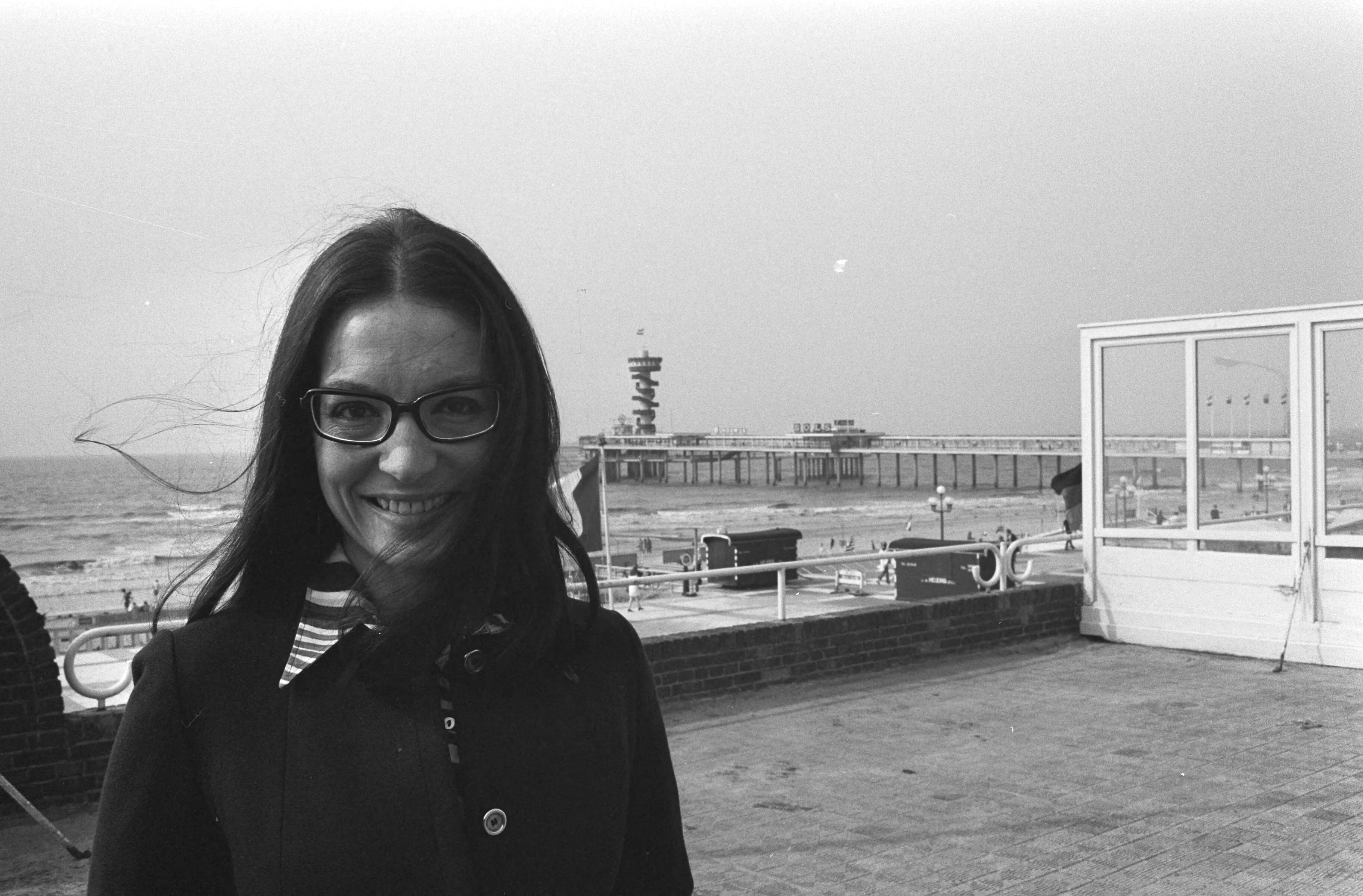 Nana Mouskouri krijgt een gouden en een platina plaat in het Kurhaus te — Nana Mouskouri — Foto: Fotograaf Onbekend / Anefo. Licentie: Set B: Rechtenvrij / Publiek Domein. Bron: Nationaal Archief. http://hdl.handle.net/10648/abbf4682-d0b4-102d-bcf8-003048976d84