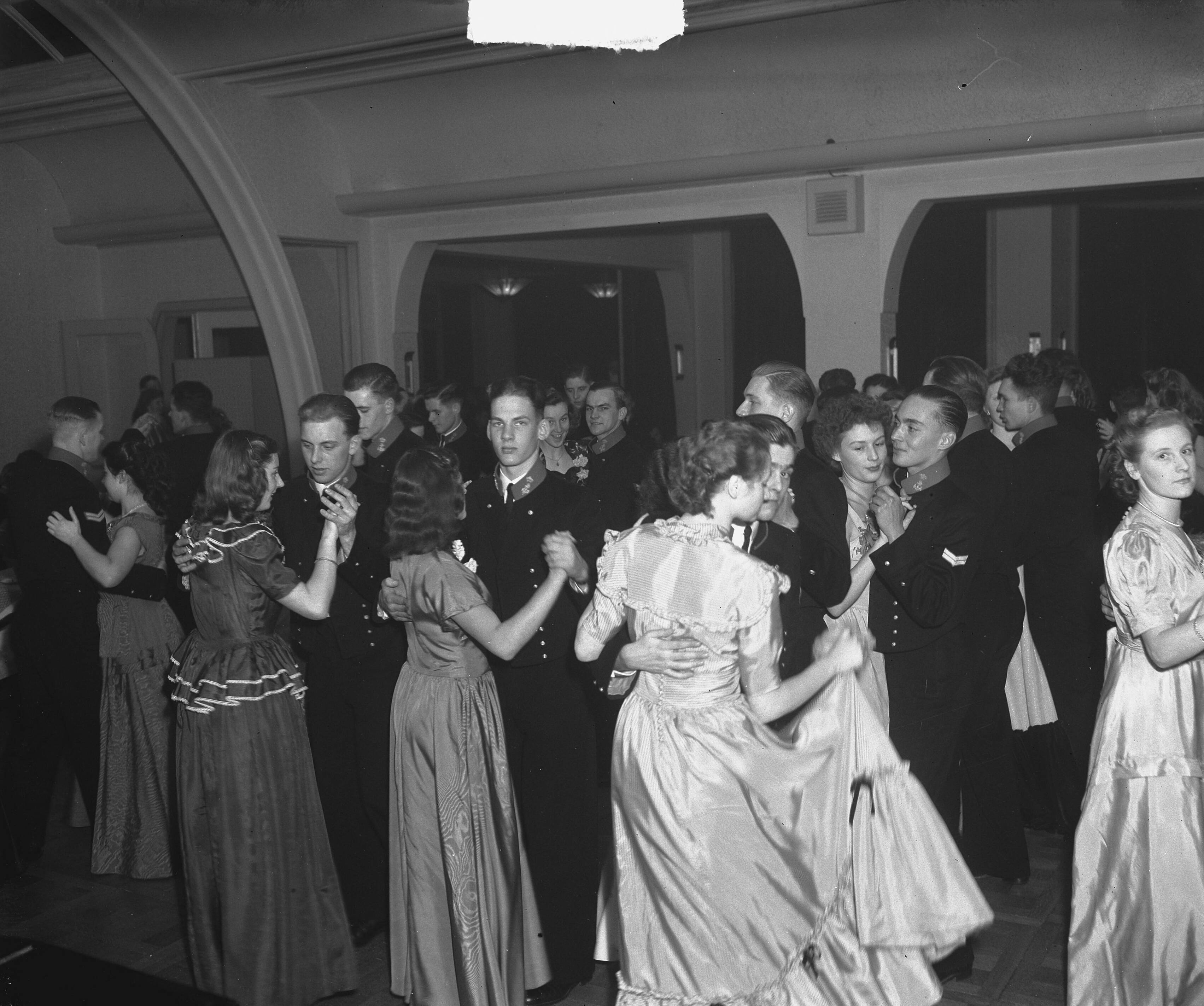 Fotocollectie Anefo — Bal adelborsten Kurhaus Scheveningen @ — Foto: Merk, Ben / Anefo. Licentie: Set B: Rechtenvrij / Publiek Domein. Bron: Nationaal Archief. http://hdl.handle.net/10648/a8c16e1a-d0b4-102d-bcf8-003048976d84