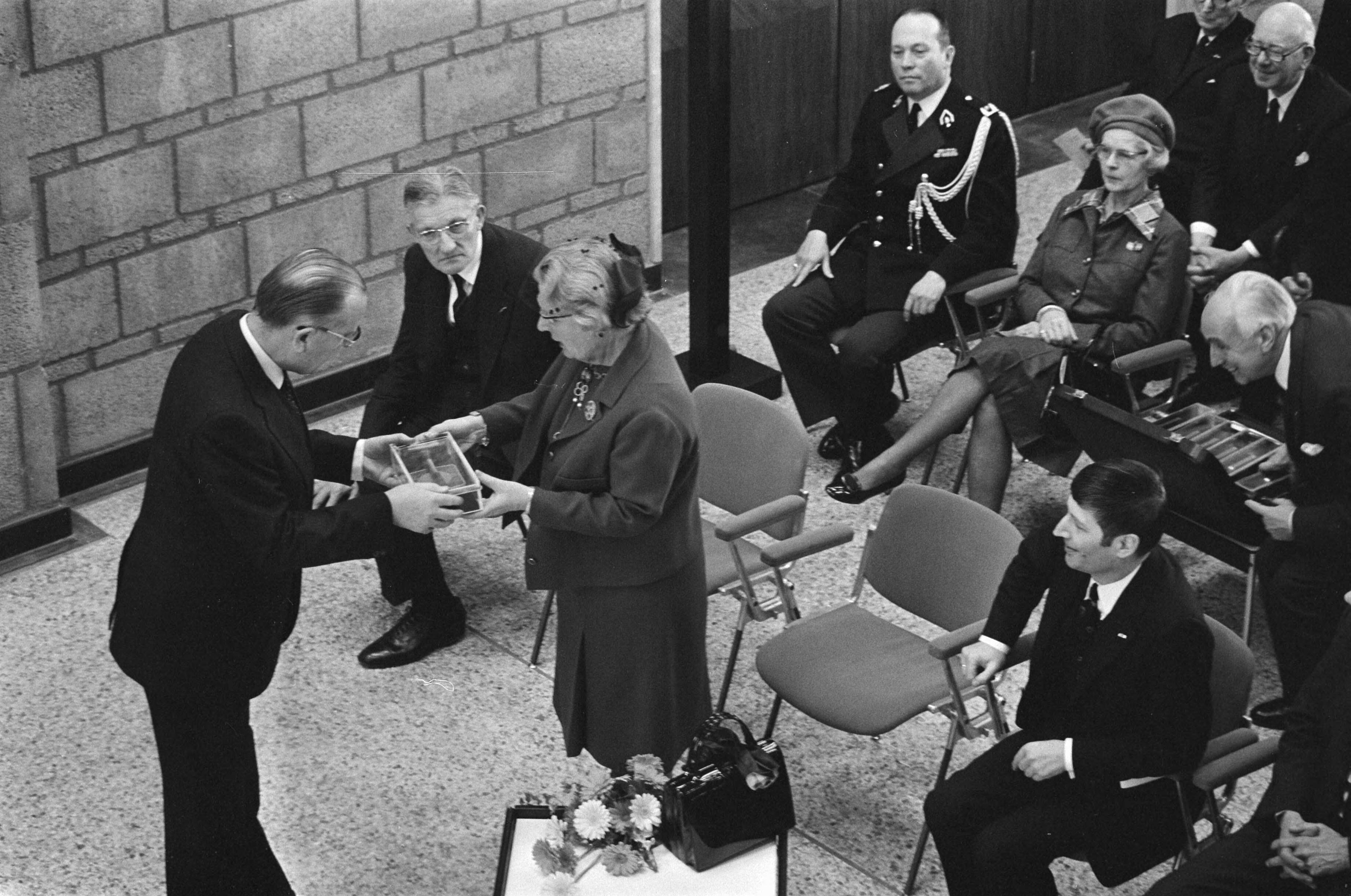 Fotocollectie Anefo — Koningin Juliana opent het nieuwe Paleis van Justitie in Den Haag; Hare Majesteit overhandigt mr. H.K.A. Stoffels de nieuwe voorzittershamer — Foto: Mieremet, Rob / Anefo. Licentie: Set B: Rechtenvrij / Publiek Domein. Bron: Nationaal Archief. http://hdl.handle.net/10648/ac625d72-d0b4-102d-bcf8-003048976d84