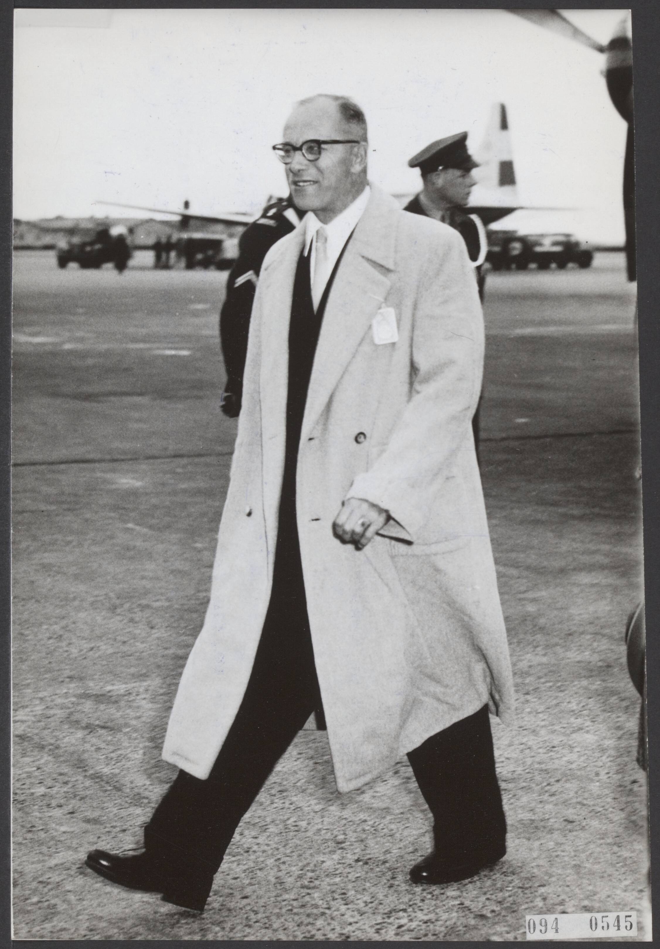 Fotocollectie Elsevier Binnenland — De gouverneur van de Nederlandse Antillen, mr A.A.M. Struycken, bij aankomst op Schiphol — Foto: Fotograaf Onbekend / Anefo. Licentie: Set B: Rechtenvrij / Publiek Domein. Bron: Nationaal Archief. http://hdl.handle.net/10648/ae2cd16e-d0b4-102d-bcf8-003048976d84