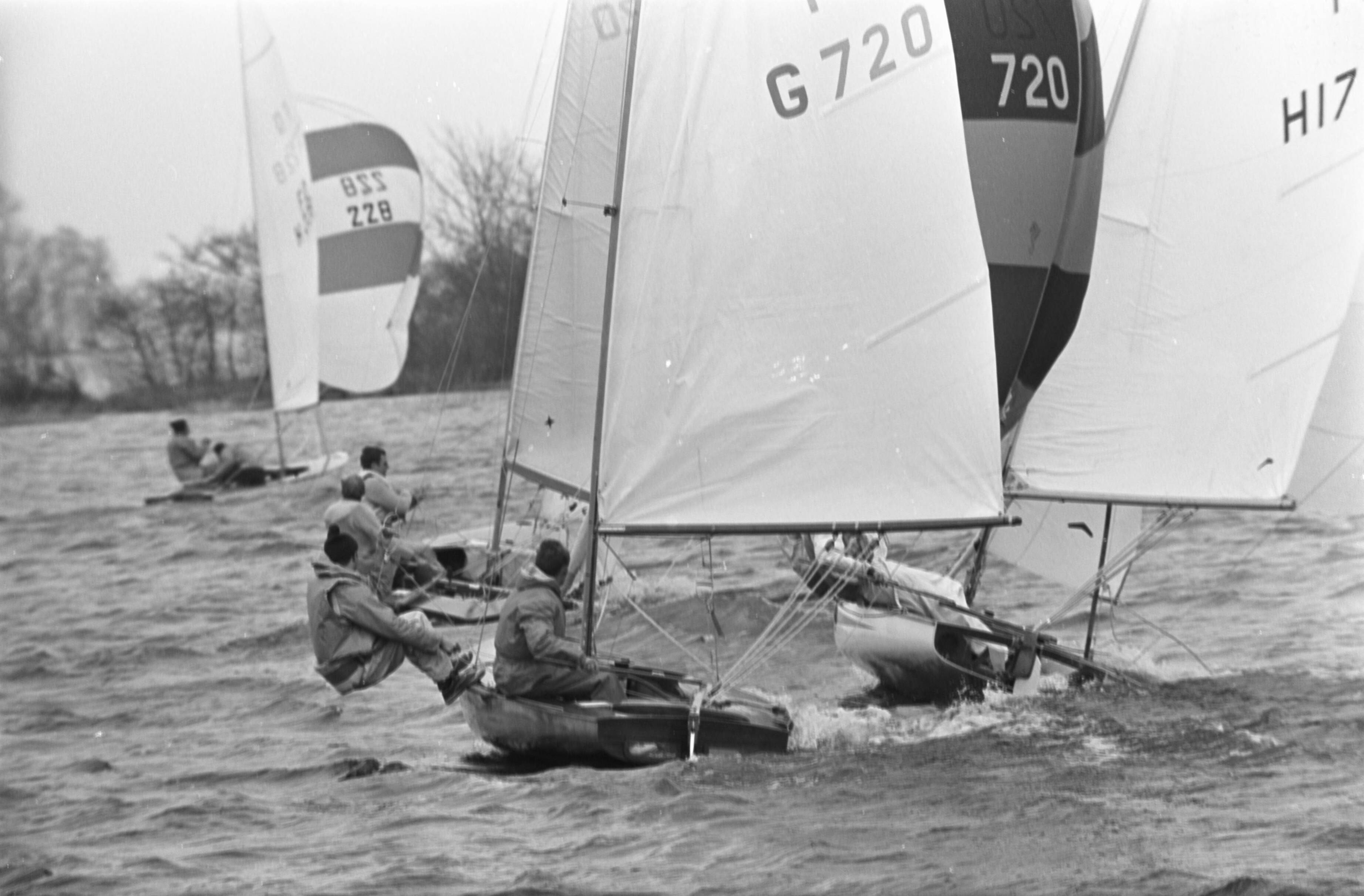 Fotocollectie Anefo — Paasregatta, zeilwedstrijden te Loosdrecht. Actiefotos tijdens zeilwedstrijden — Foto: Kroon, Ron / Anefo. Licentie: Set B: Rechtenvrij / Publiek Domein. Bron: Nationaal Archief. http://hdl.handle.net/10648/ab3ce106-d0b4-102d-bcf8-003048976d84