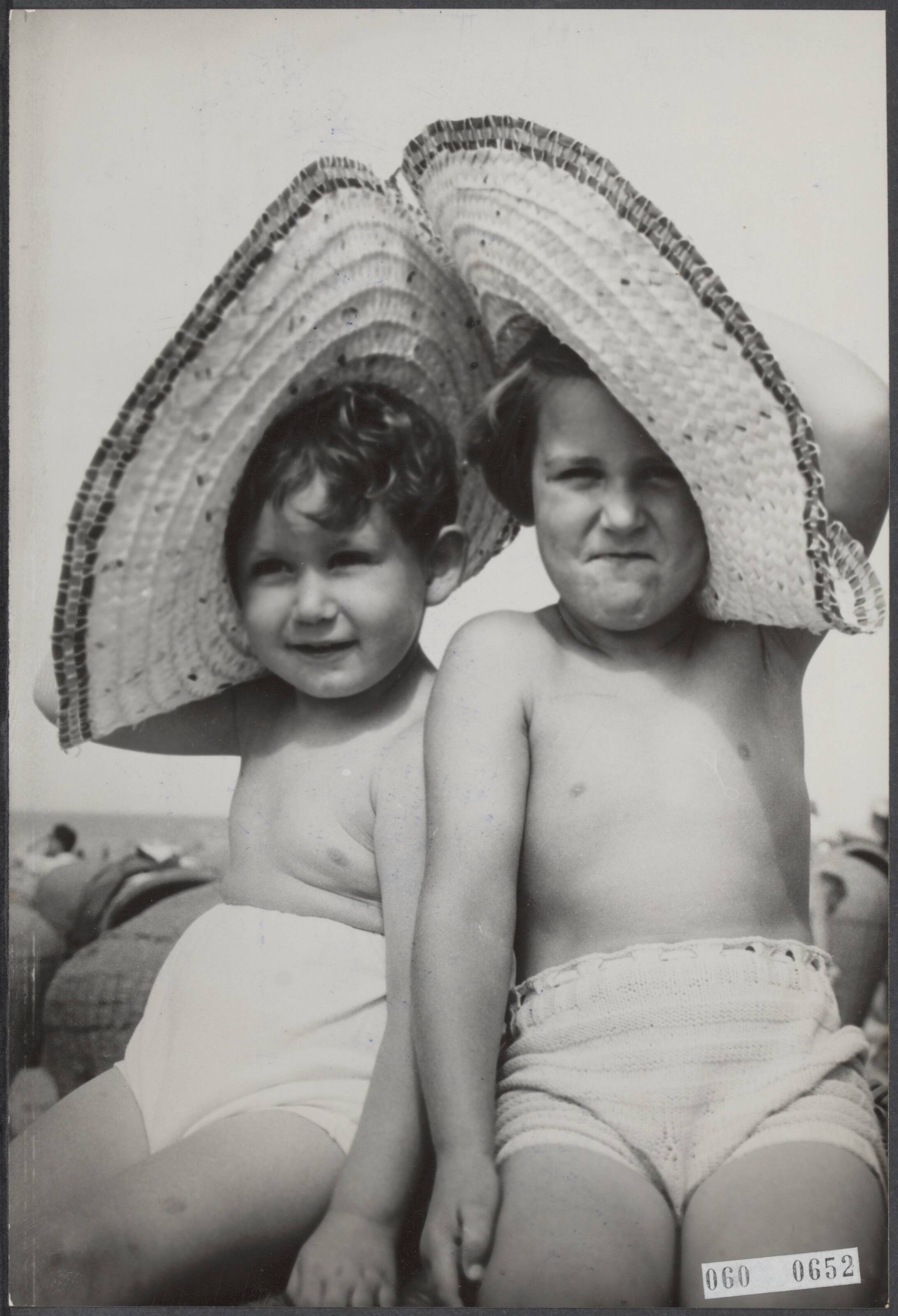 Fotocollectie Elsevier Binnenland — Kleuters aan het Scheveningse strand zijn blij met hun grote sombrero — Foto: Fotograaf Onbekend / Anefo. Licentie: Set B: Rechtenvrij / Publiek Domein. Bron: Nationaal Archief. http://hdl.handle.net/10648/572ce29e-a1ae-e635-601c-70d52b48f6a2