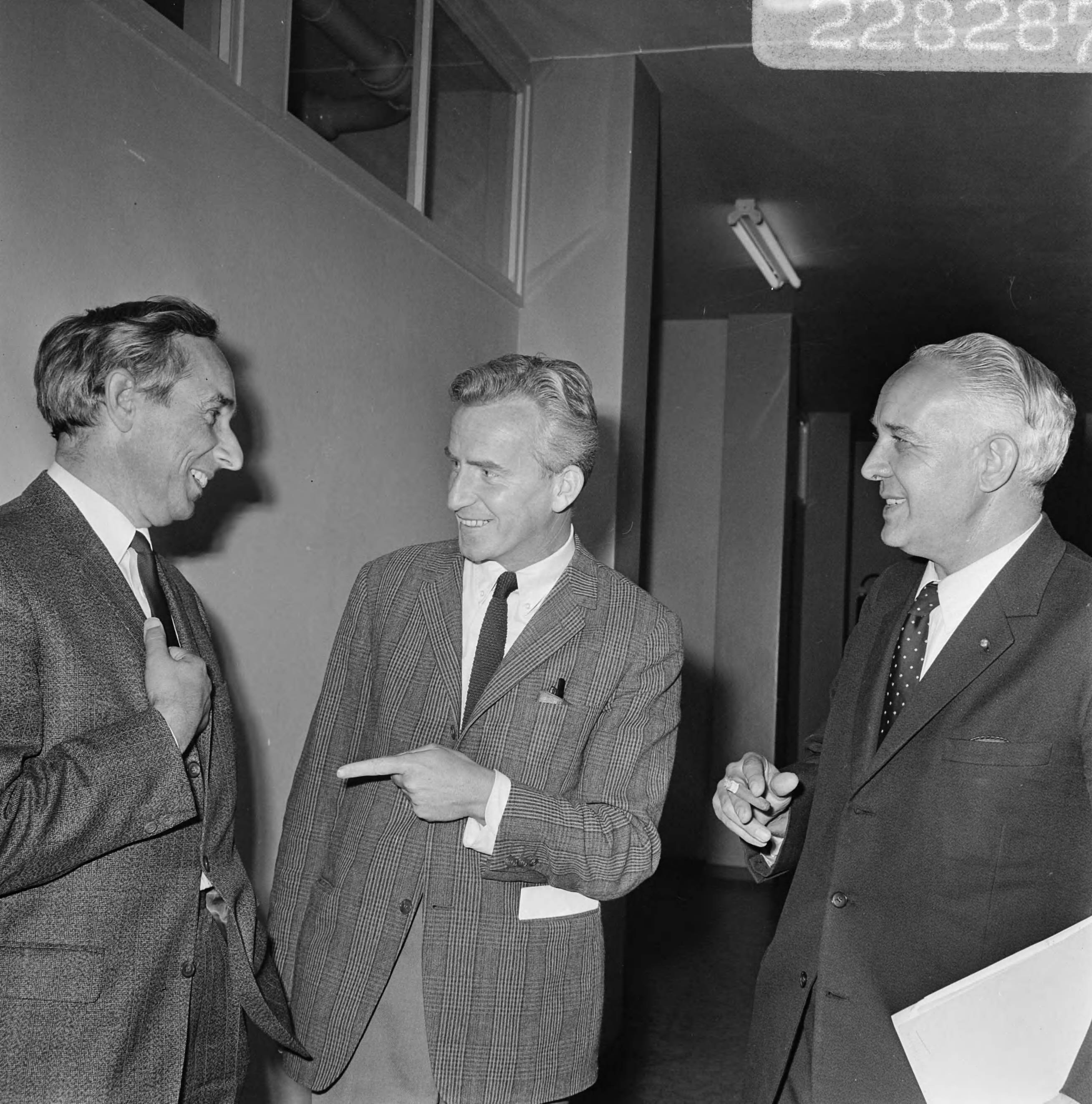 Fotocollectie Anefo — Centraal Overlegorgaan van Vakbonden over toestand door aannemen van loonwet Utrecht. J. Lanser , voorz. CMV, A. H. Kloos , voorz. MVV, Mestens, voorz. MK — Foto: Evers, Joost / Anefo. Licentie: Set B: Rechtenvrij / Publiek Domein. Bron: Nationaal Archief. http://hdl.handle.net/10648/ab7b4a9a-d0b4-102d-bcf8-003048976d84