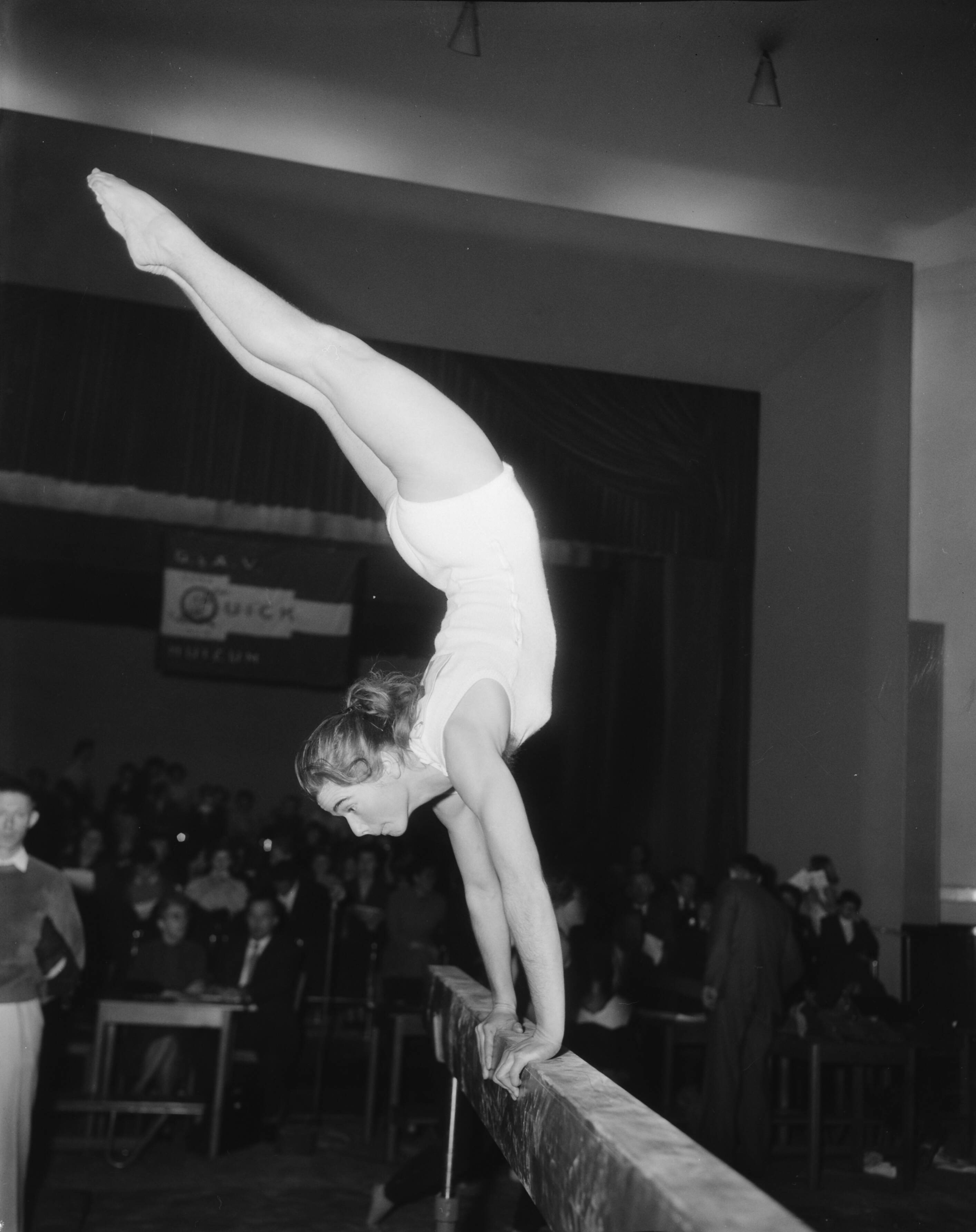 Fotocollectie Anefo — Damesturnkampioenschappen in de Harmonie te Leeuwarden. Nederlands turnkampioene Bep Drommel op de evenwichtsbalk — Foto: Pot, Harry / Anefo. Licentie: Set B: Rechtenvrij / Publiek Domein. Bron: Nationaal Archief. http://hdl.handle.net/10648/a970b55a-d0b4-102d-bcf8-003048976d84