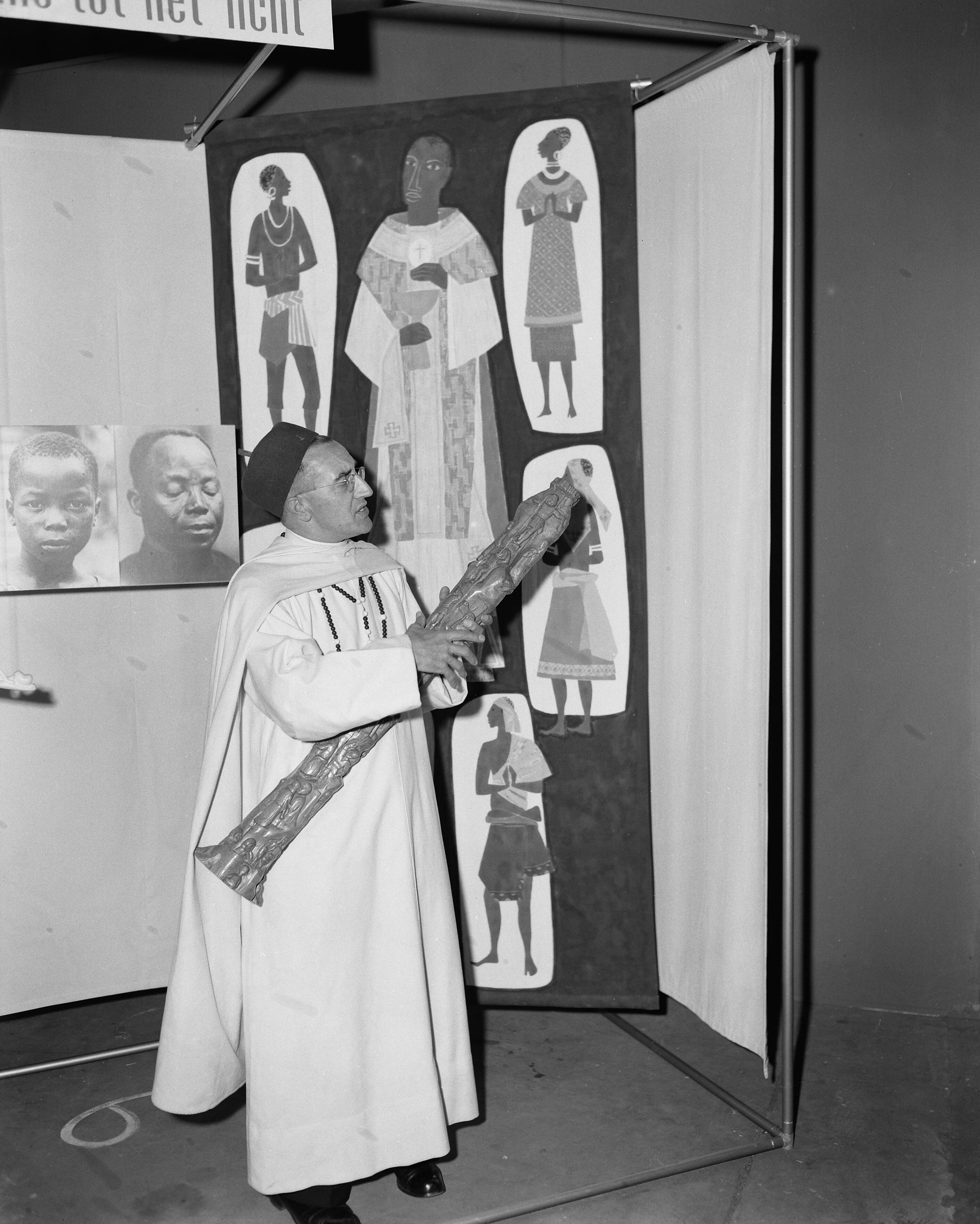 Fotocollectie Anefo — Missietentoonstelling in de Houtrusthallen te Den Haag — Foto: Behrens, Herbert F. / Anefo. Licentie: Set B: Rechtenvrij / Publiek Domein. Bron: Nationaal Archief. http://hdl.handle.net/10648/a969d726-d0b4-102d-bcf8-003048976d84
