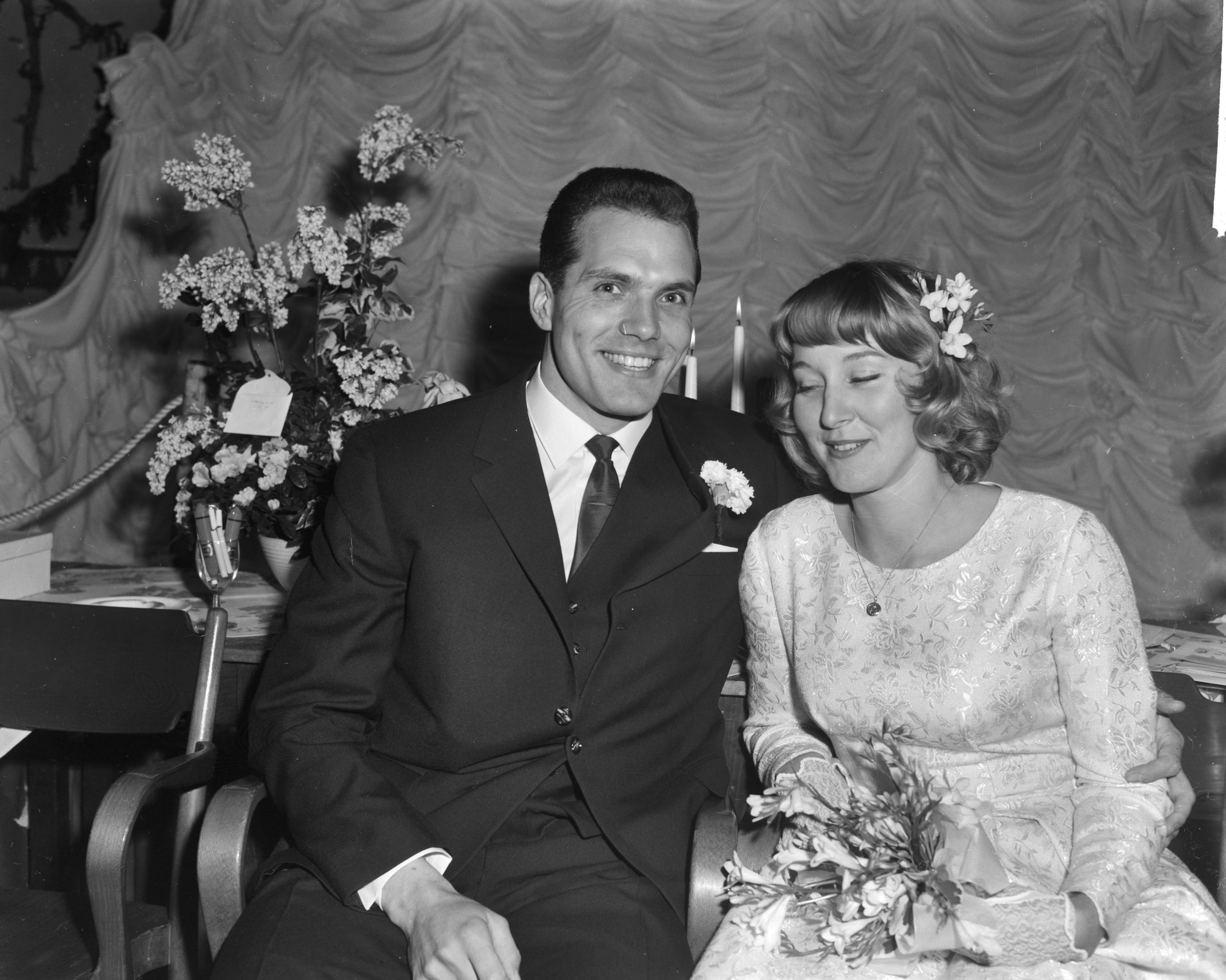 Fotocollectie Anefo — Huwelijk van atleet Eef Kamerbeek met Karin van der Wall te Maastricht — Foto: Bilsen, Joop van / Anefo. Licentie: Set B: Rechtenvrij / Publiek Domein. Bron: Nationaal Archief. http://hdl.handle.net/10648/aa2421bc-d0b4-102d-bcf8-003048976d84