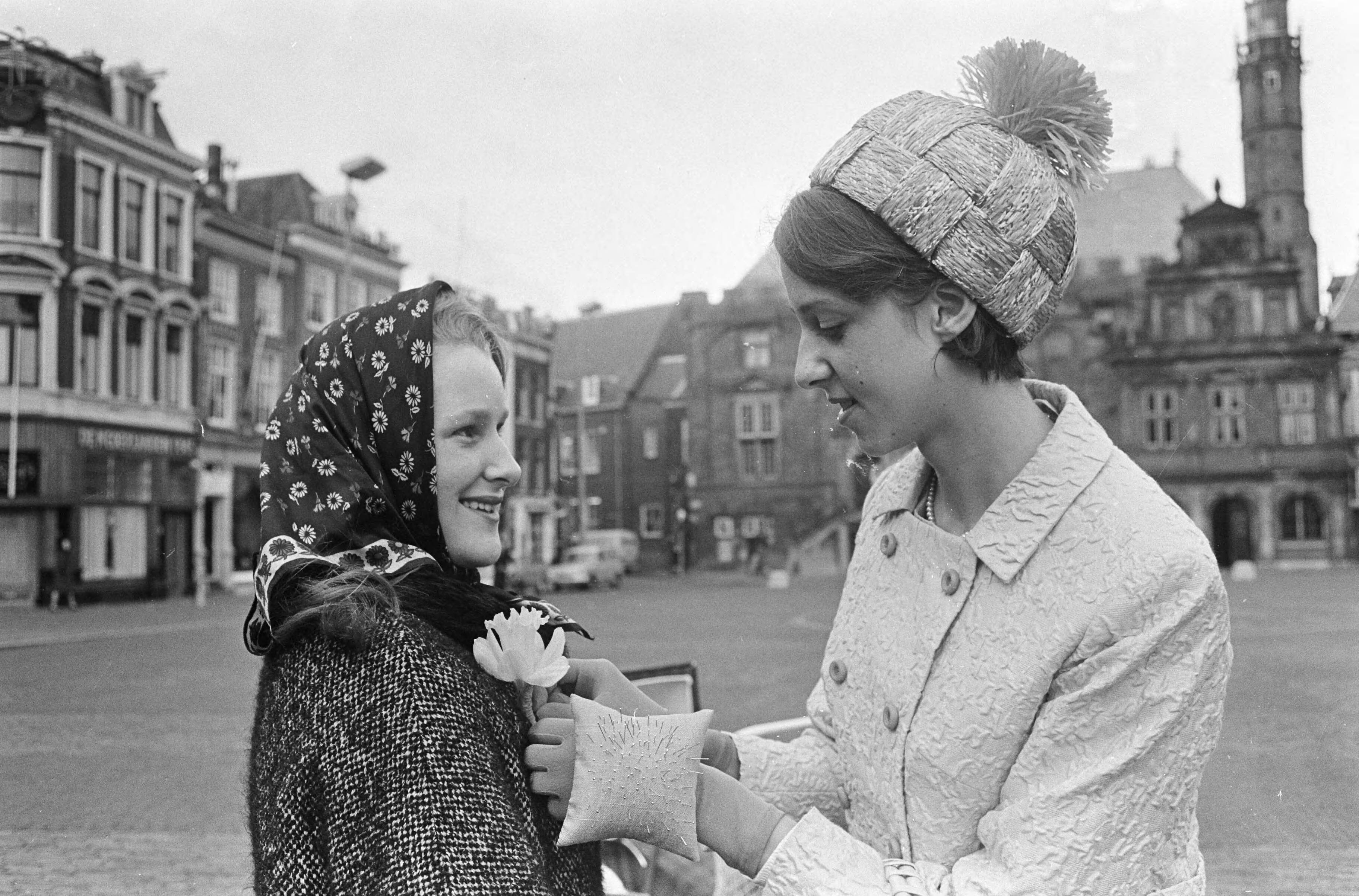 Fotocollectie Anefo — Haarlemse bloemenmeisjes, een vlot strooien hoedje bij hun toilet — Foto: Koch, Eric / Anefo. Licentie: Set B: Rechtenvrij / Publiek Domein. Bron: Nationaal Archief. http://hdl.handle.net/10648/ab11e5aa-d0b4-102d-bcf8-003048976d84