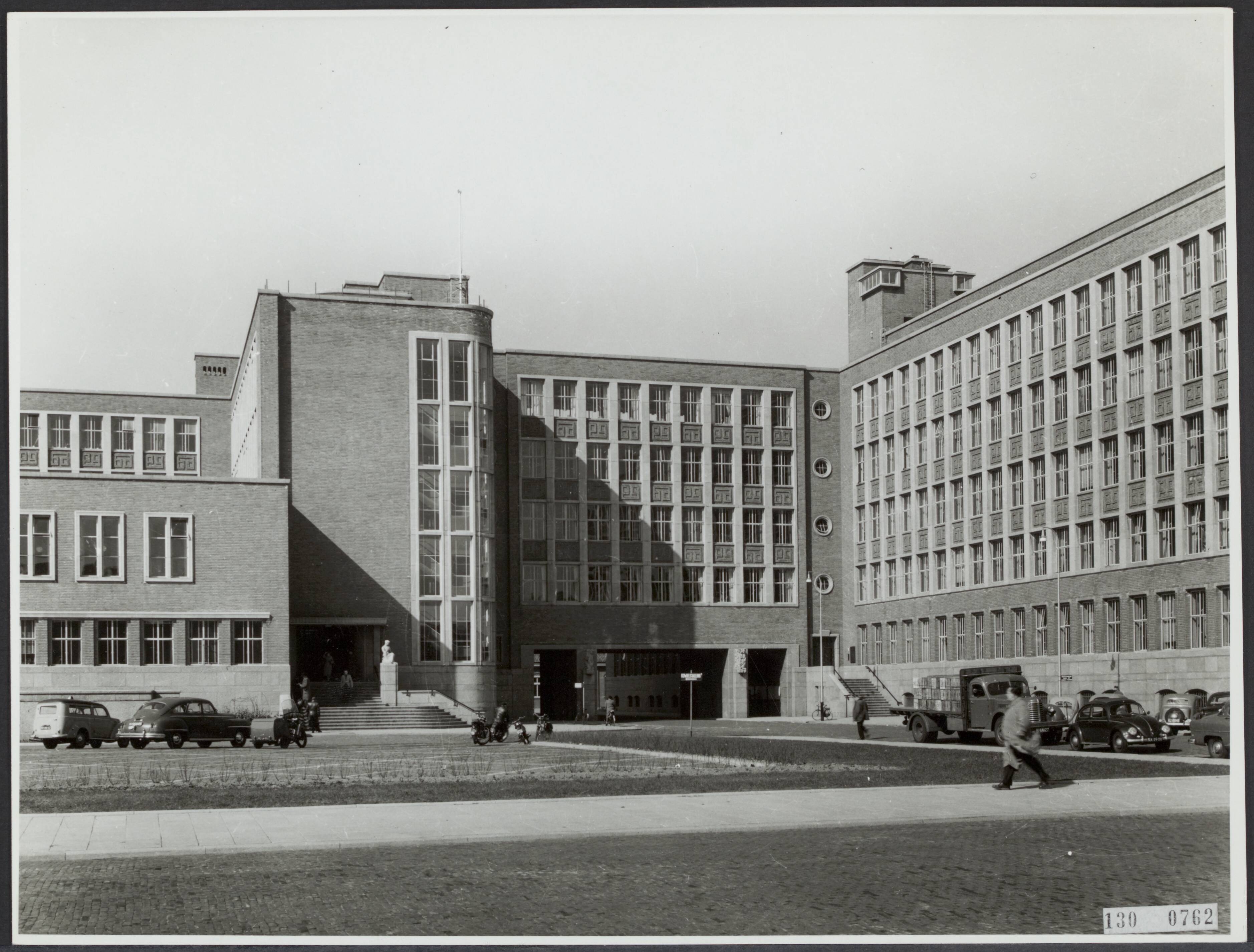 Fotocollectie Rijksvoorlichtingsdienst Eigen — Stadhuis Den Haag. Archt. J. Luthman BNA — Foto: Rijksdienst voor de Monumentenzorg. Licentie: Set B: Rechtenvrij / Publiek Domein. Bron: Nationaal Archief. http://hdl.handle.net/10648/af4be878-d0b4-102d-bcf8-003048976d84