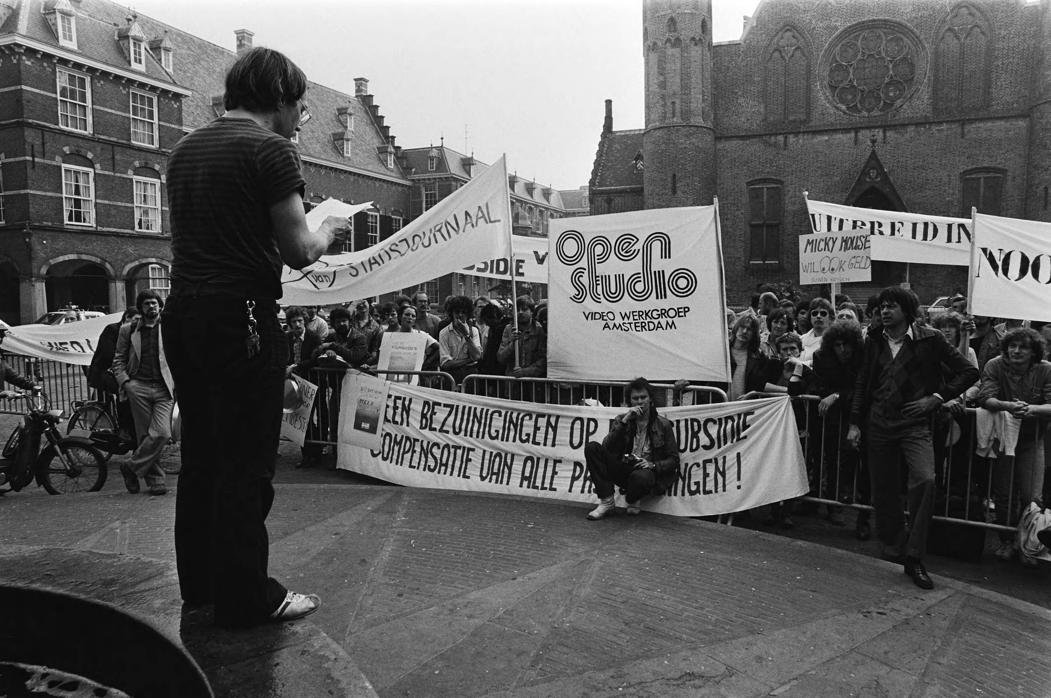 Fotocollectie Anefo — Filmmakers demonstreren voor subsidie ( Den Haag ); demonstranten op Binnenhof — Foto: Antonisse, Marcel / Anefo. Licentie: Set B: Rechtenvrij / Publiek Domein. Bron: Nationaal Archief. http://hdl.handle.net/10648/ace25cc0-d0b4-102d-bcf8-003048976d84