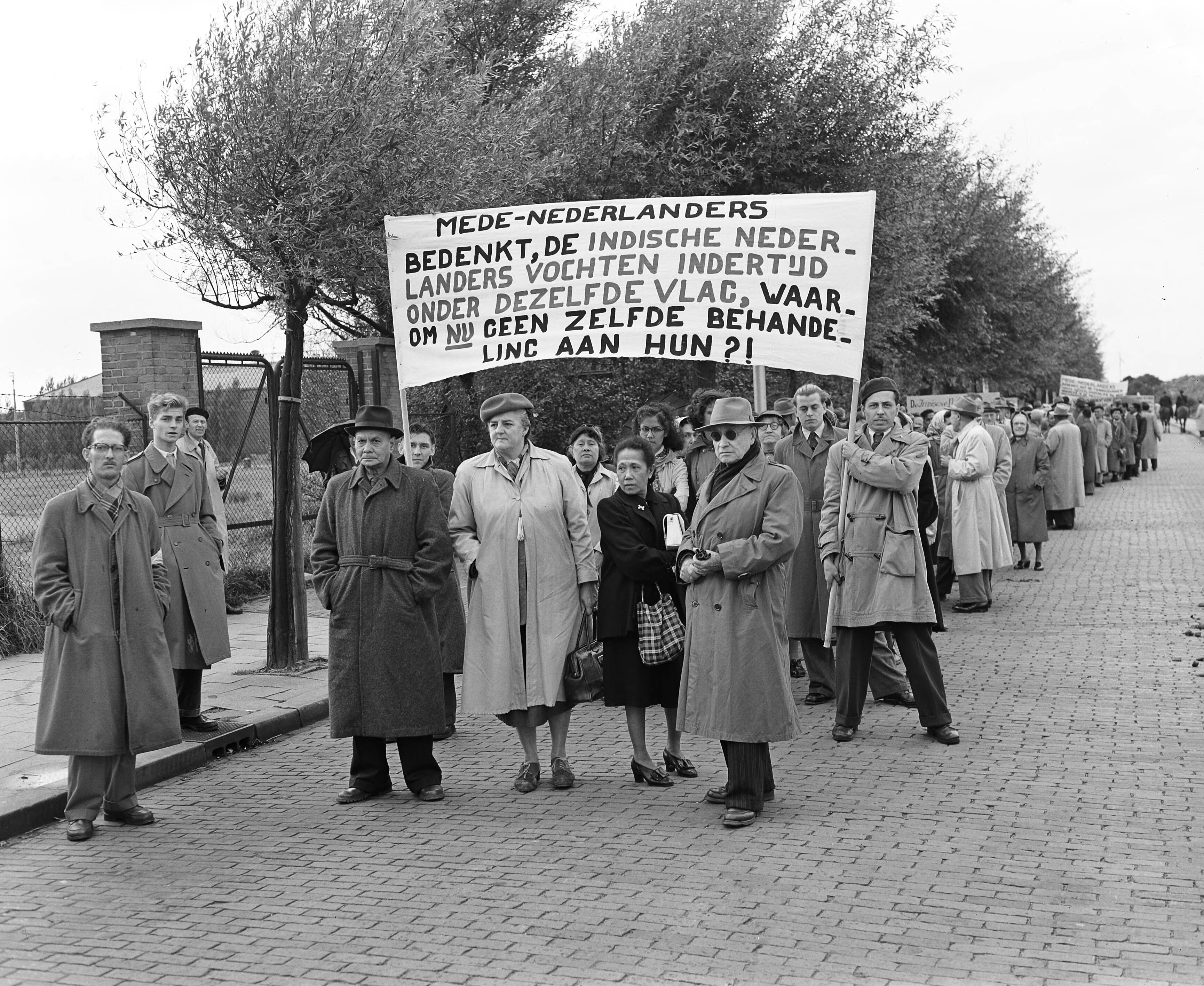 Fotocollectie Anefo — Demonstratie van Indische Nederlanders in Den Haag — Foto: Rossem, Wim van / Anefo. Licentie: Set B: Rechtenvrij / Publiek Domein. Bron: Nationaal Archief. http://hdl.handle.net/10648/a92a248c-d0b4-102d-bcf8-003048976d84