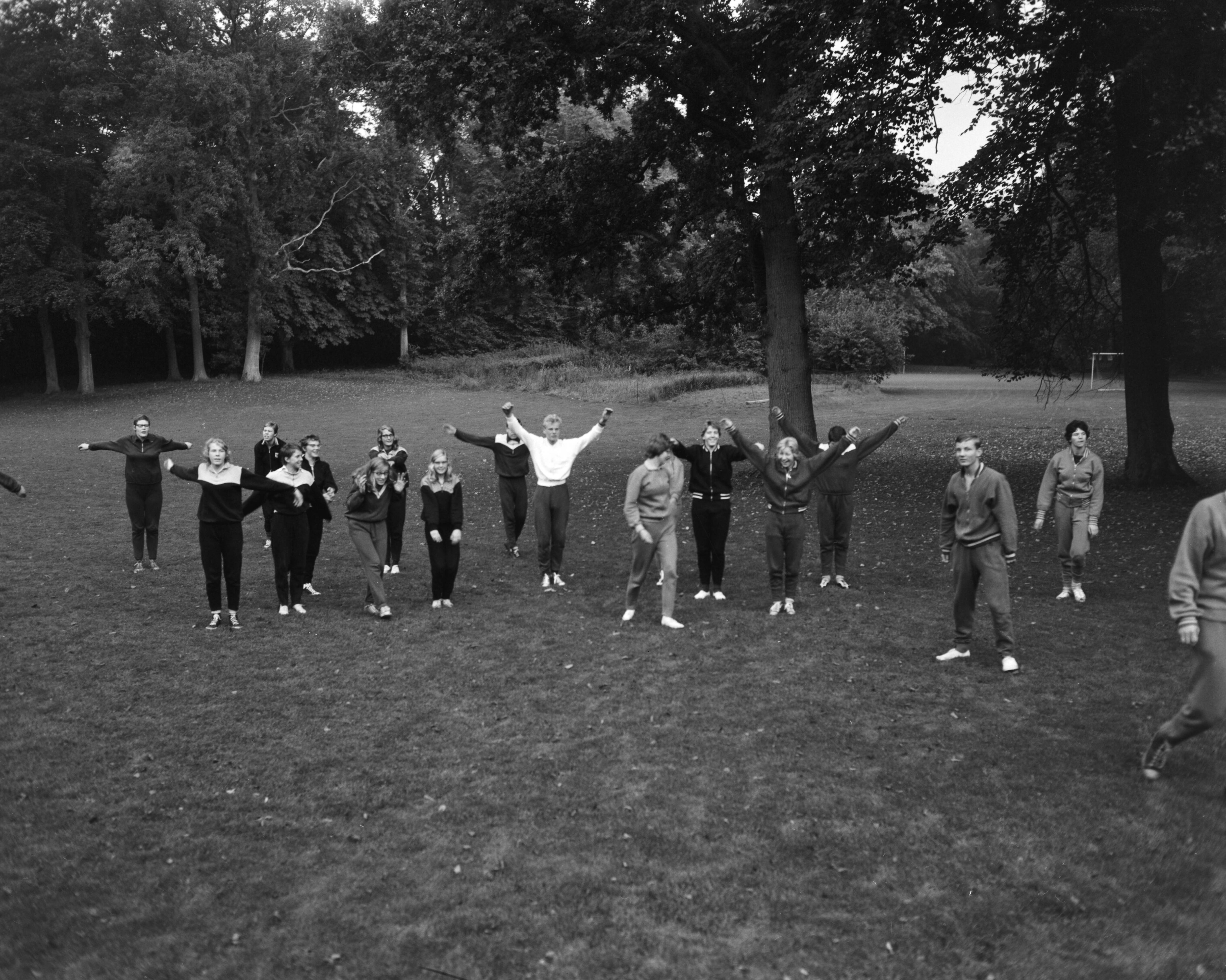 Fotocollectie Anefo — Conditietraining op CIOS te Overveen voor de Nederlandse zwemsters en zwemmer begonnen — Foto: Bilsen, Joop van / Anefo. Licentie: Set B: Rechtenvrij / Publiek Domein. Bron: Nationaal Archief. http://hdl.handle.net/10648/aa1b44d4-d0b4-102d-bcf8-003048976d84