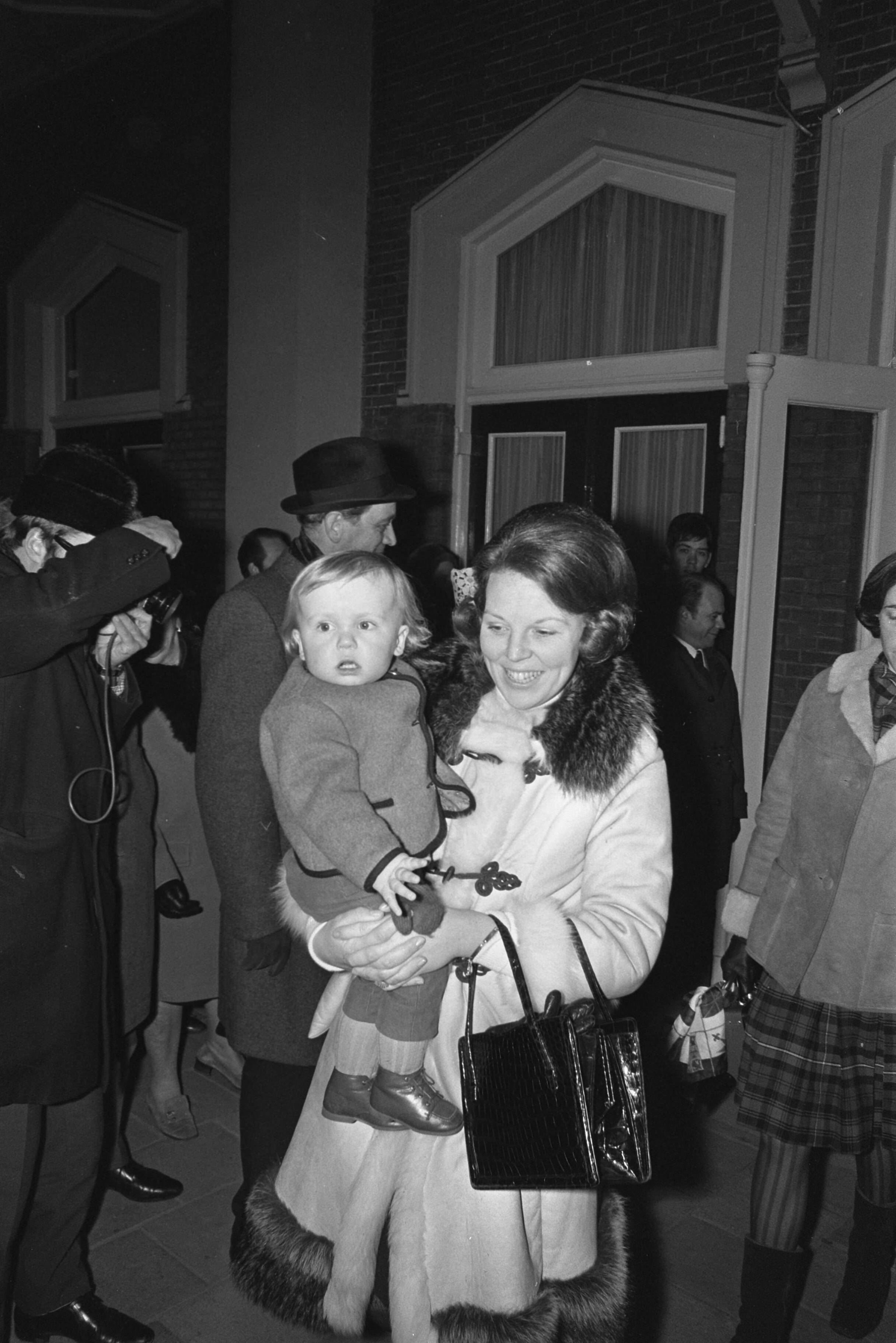 Fotocollectie Anefo — Prinses Beatrix , prins Claus en de drie kinderen vertrekken naar Lech voor wintersport vanuit Baarn met de trein. Prinses Beatrix met prins Johan Friso / — Foto: Evers, Joost / Anefo. Licentie: Set B: Rechtenvrij / Publiek Domein. Bron: Nationaal Archief. http://hdl.handle.net/10648/ab902a6e-d0b4-102d-bcf8-003048976d84