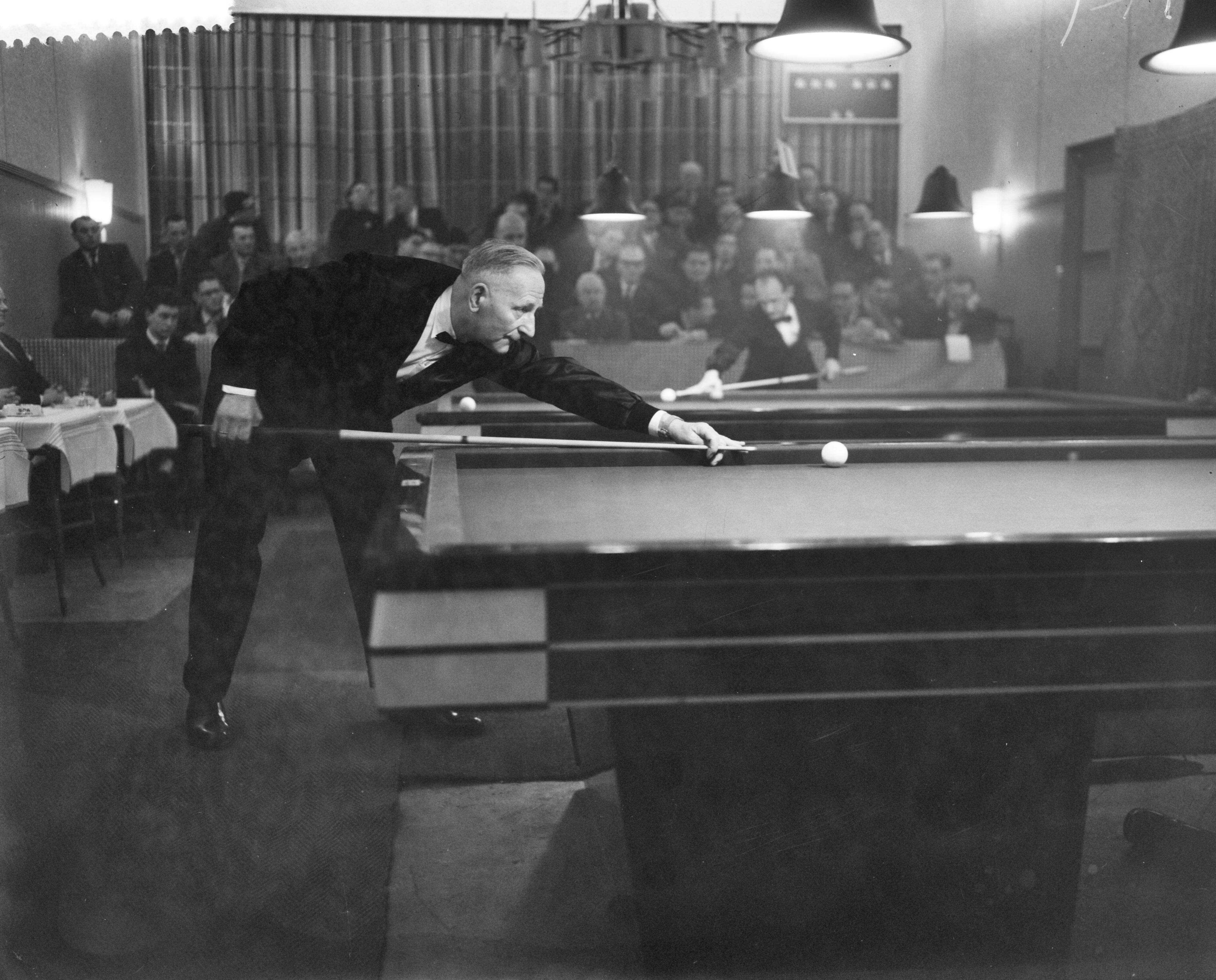 Fotocollectie Anefo — Biljarten, kampioenschap ereklasse driebanden, Johan Broekhuizen uit Arnhem — Foto: Behrens, Herbert F. / Anefo. Licentie: Set B: Rechtenvrij / Publiek Domein. Bron: Nationaal Archief. http://hdl.handle.net/10648/a98dcd8e-d0b4-102d-bcf8-003048976d84