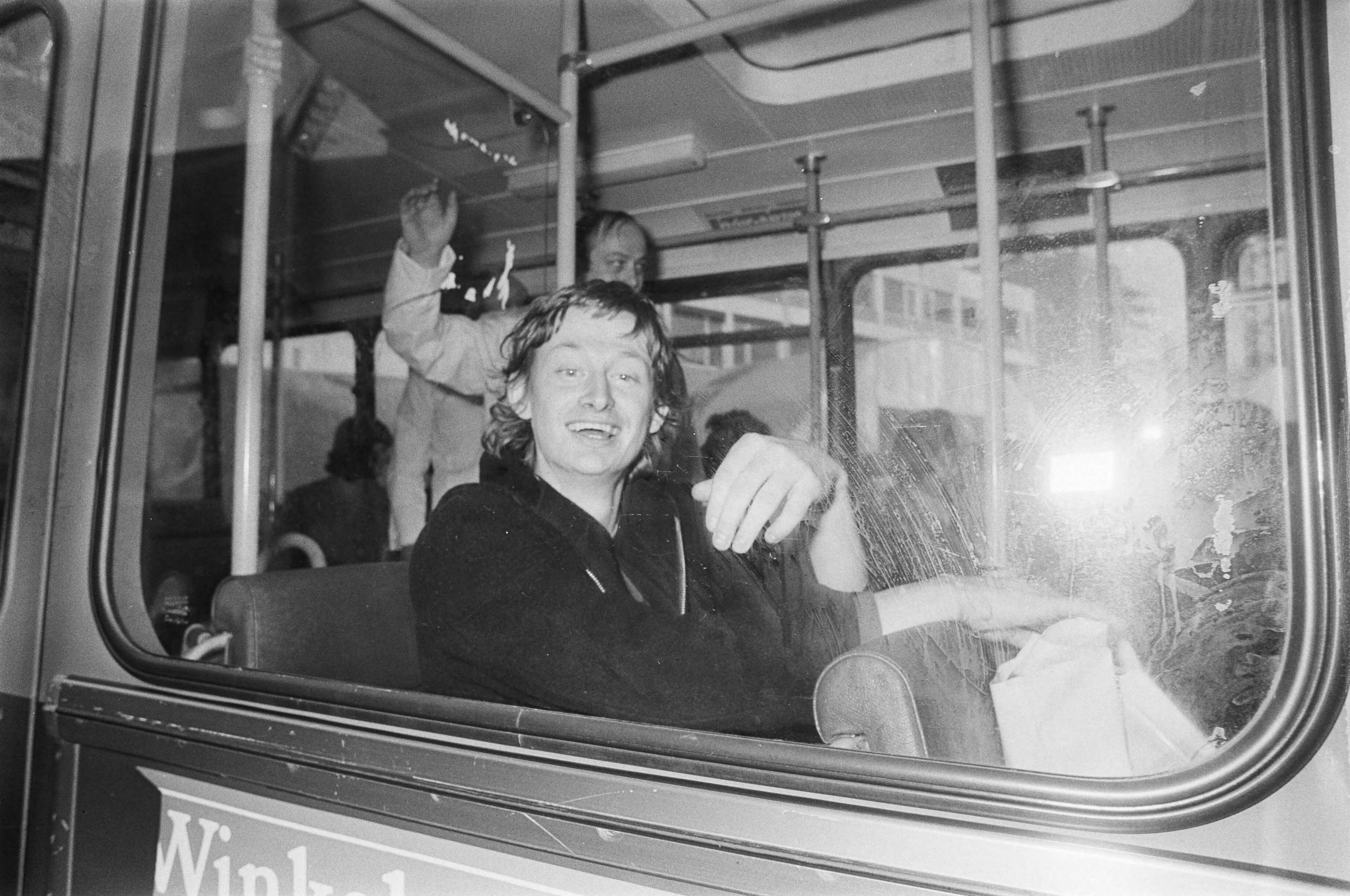 Fotocollectie Anefo — Afloop gijzeling bij De Punt ; aankomst bevrijde gijzelaars bij Academisch Ziekenhuis Groningen in bus en lichtgewonde vrouw bij aankomst — Foto: Suyk, Koen / Anefo. Licentie: Set B: Rechtenvrij / Publiek Domein. Bron: Nationaal Archief. http://hdl.handle.net/10648/ac9d9d88-d0b4-102d-bcf8-003048976d84