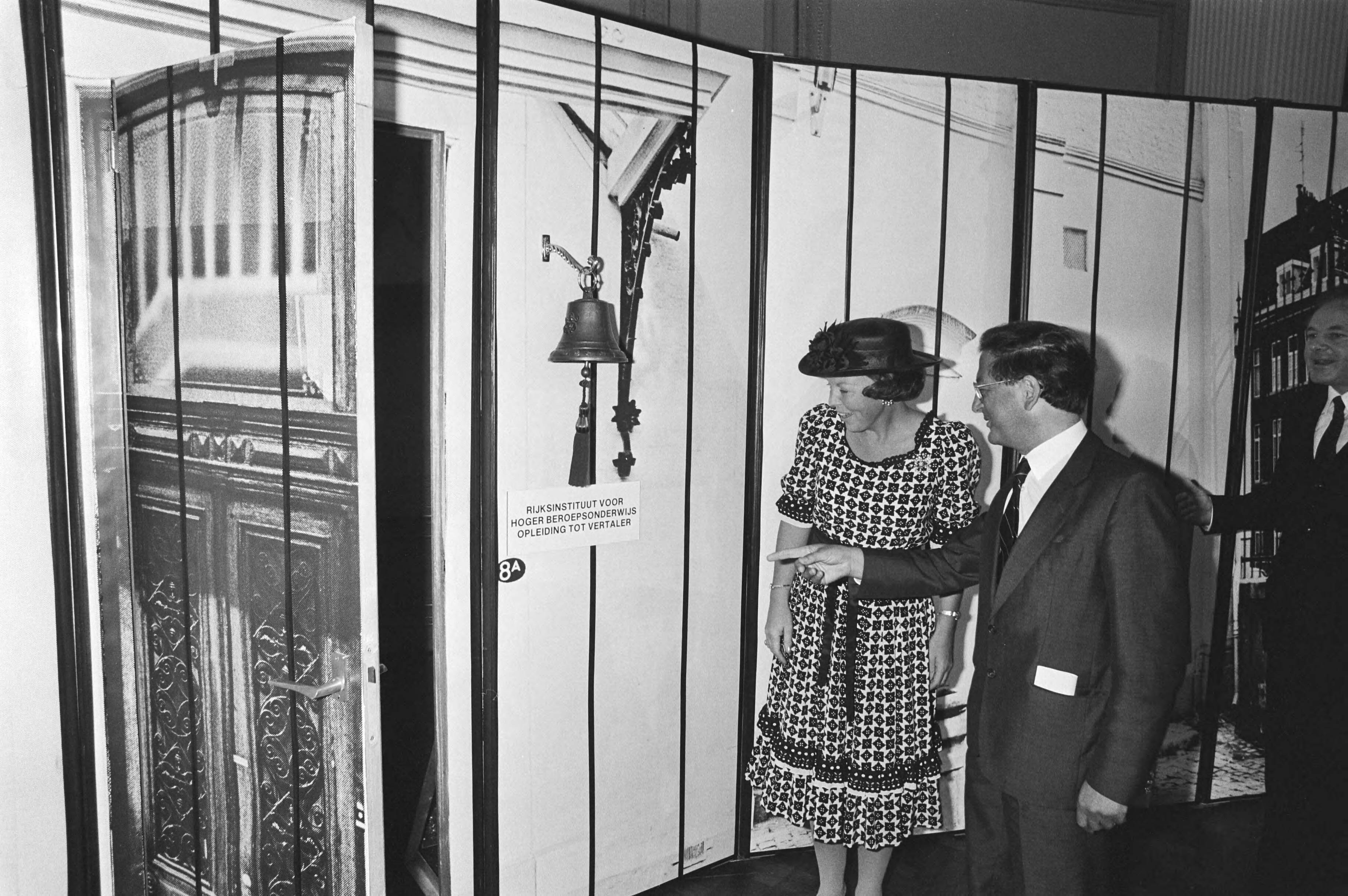 Koningin Beatrix en prins Claus bezoeken Zuid-Limburg — Koningin Beatrix opent het Rijksinstituut voor Hoger Beroeps Onderwijs, opleiding tot vertaler; rechts minister Arie Pais van Onderwijs (VVD) — Foto: Croes, Rob C. / Anefo. Licentie: Set B: Rechtenvrij / Publiek Domein. Bron: Nationaal Archief. http://hdl.handle.net/10648/ad023342-d0b4-102d-bcf8-003048976d84