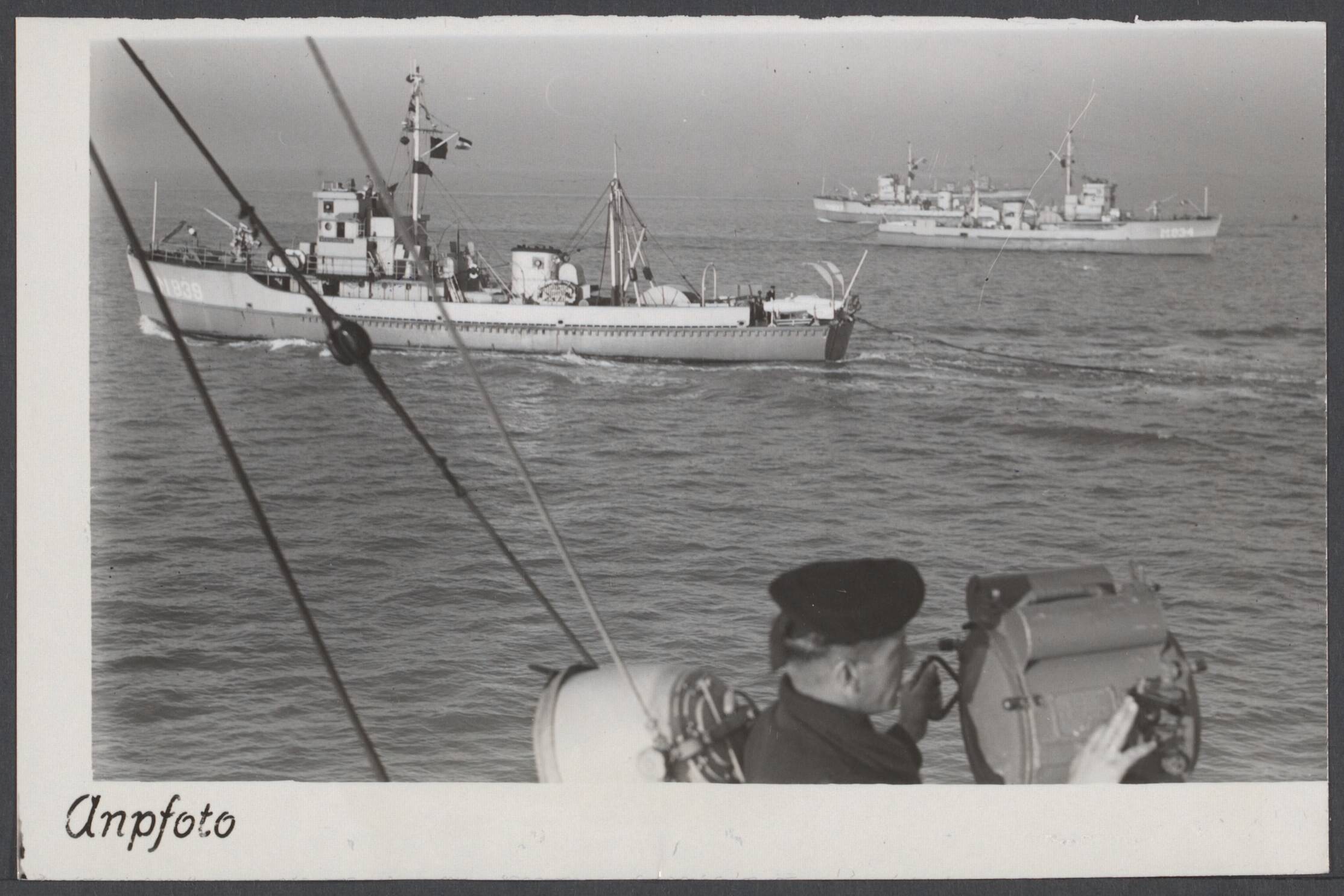 Mijnenvegers in actie, leven aan boord, hulpschepen - Nederland — Laatste veegdag in internationaal verband van de Mijnendienst der Koninklijke Marine. Hiermee is een belangrijke na-oorlogse taak voor de veiligheid van de zeevaart afgesloten. Enige mijnenvegers aan het werk tijdens deze laatste operatie, welke van Vlissingen uit geschiedde — Foto: Zeylemaker, J.D. / ANP / Rechtenvrij. Licentie: Set B: Rechtenvrij / Publiek Domein. Bron: Nationaal Archief. http://hdl.handle.net/10648/4881d3f1-c099-a361-9eef-c1ff80776bf8