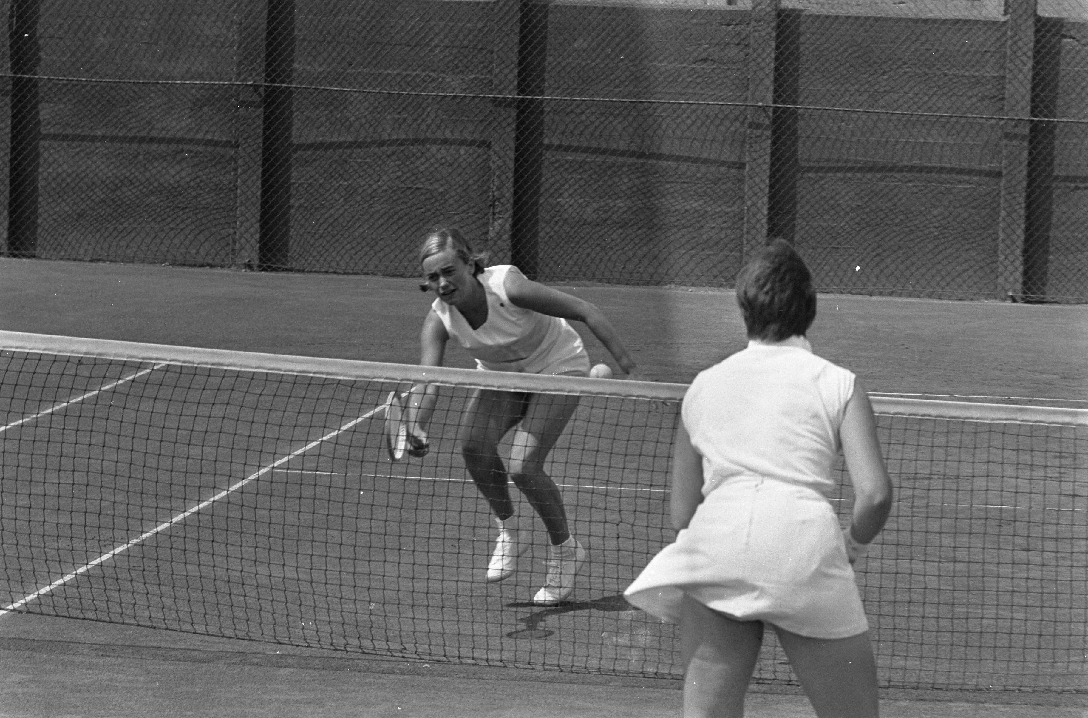 Fotocollectie Anefo — Nationaal Tenniskampioenschappen te Scheveningen. Mejuffrouw L. Jansen-Venneboer in aktie — Foto: Koch, Eric / Anefo. Licentie: Set B: Rechtenvrij / Publiek Domein. Bron: Nationaal Archief. http://hdl.handle.net/10648/ab229184-d0b4-102d-bcf8-003048976d84