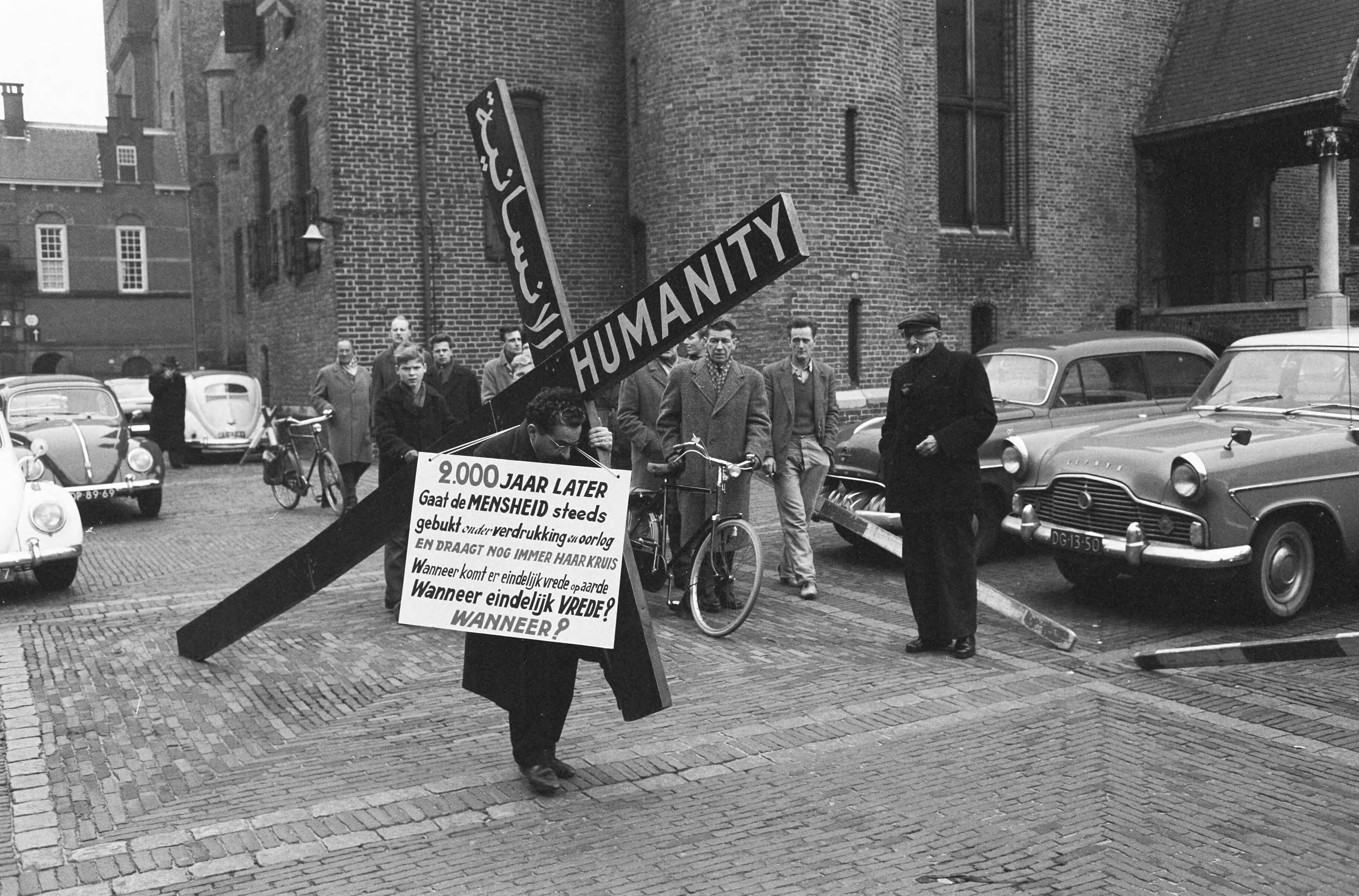 Fotocollectie Anefo — Vredeskruistocht door Edmond Khayat. Tocht door Den Haag — Foto: Pot, Harry / Anefo. Licentie: Set B: Rechtenvrij / Publiek Domein. Bron: Nationaal Archief. http://hdl.handle.net/10648/a9ef6a9e-d0b4-102d-bcf8-003048976d84