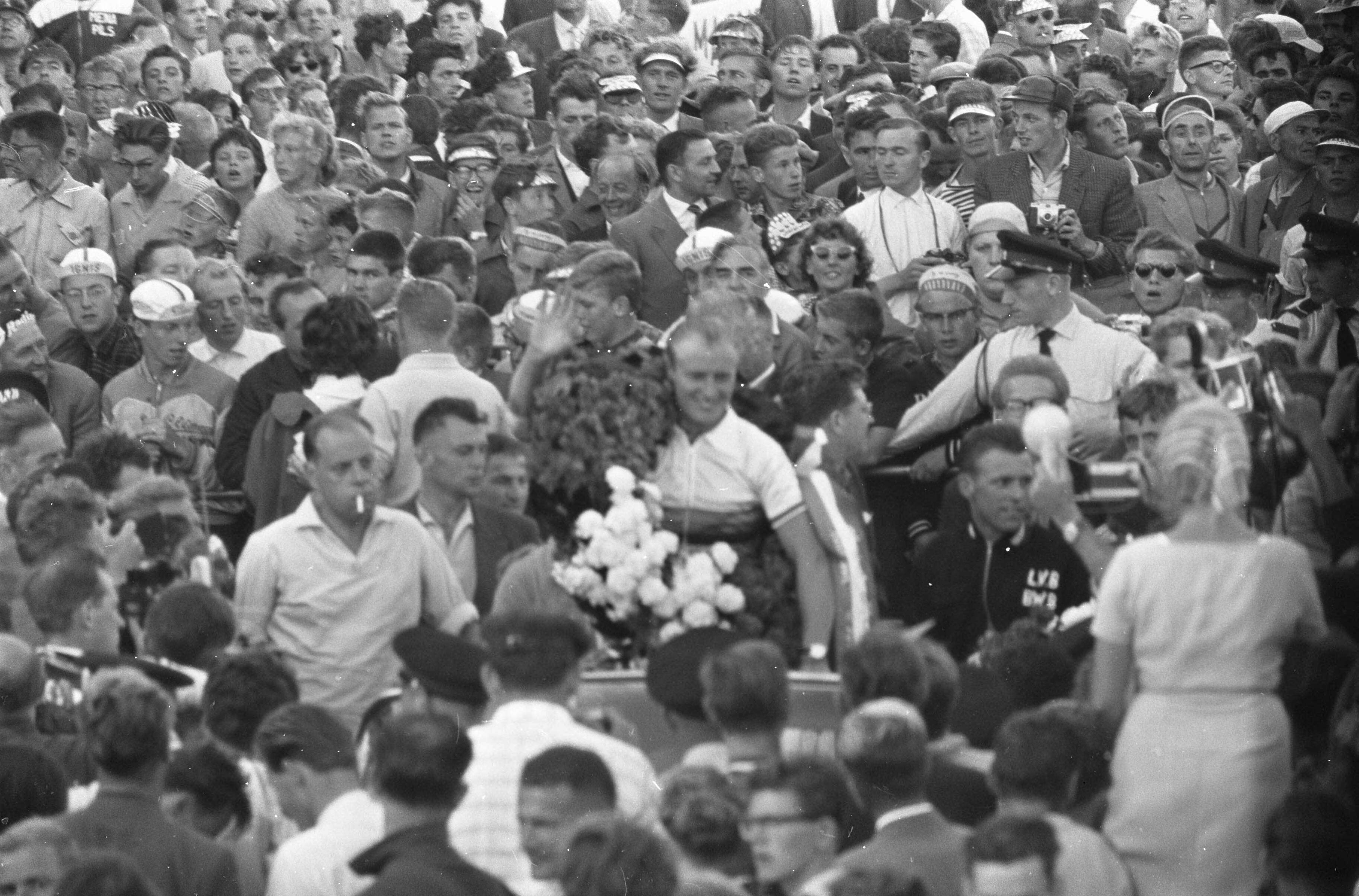 Fotocollectie Anefo — Wereldkampioenschappen wielrennen voor profs op de weg in Zandvoort. Huldiging van winnaar André Darrigade, rechts de Belg Noel Fore (3e) — Foto: Rossem, Wim van / Anefo. Licentie: Set B: Rechtenvrij / Publiek Domein. Bron: Nationaal Archief. http://hdl.handle.net/10648/a99b4a2c-d0b4-102d-bcf8-003048976d84