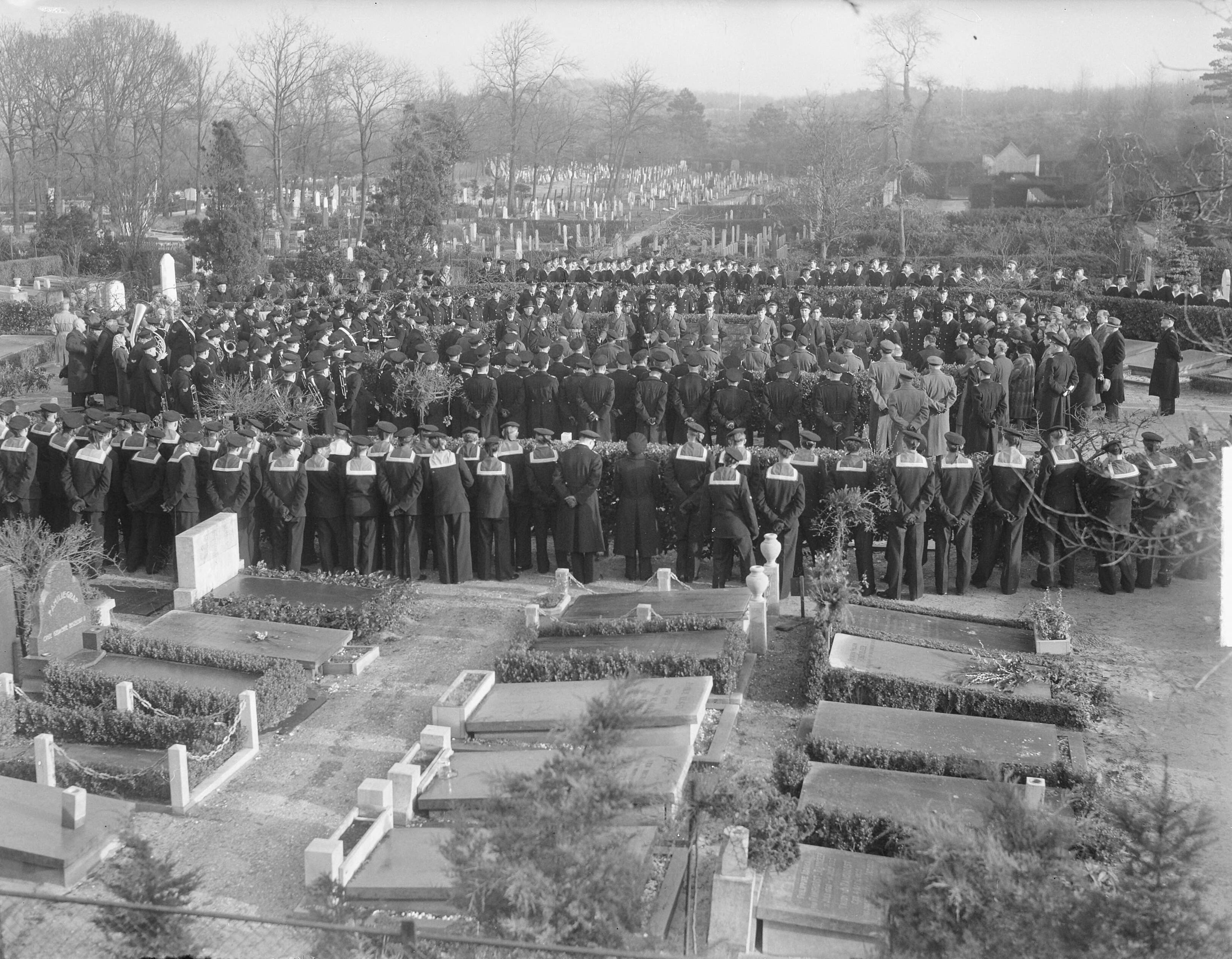 BEgrafenis van luitenant-ter-zee 2e klasse F. Langenbach te Den Haag — Foto: Duinen, H. van / Anefo. — Licentie: Set B: Rechtenvrij / Publiek Domein. Bron: Nationaal Archief. http://hdl.handle.net/10648/a8e52256-d0b4-102d-bcf8-003048976d84