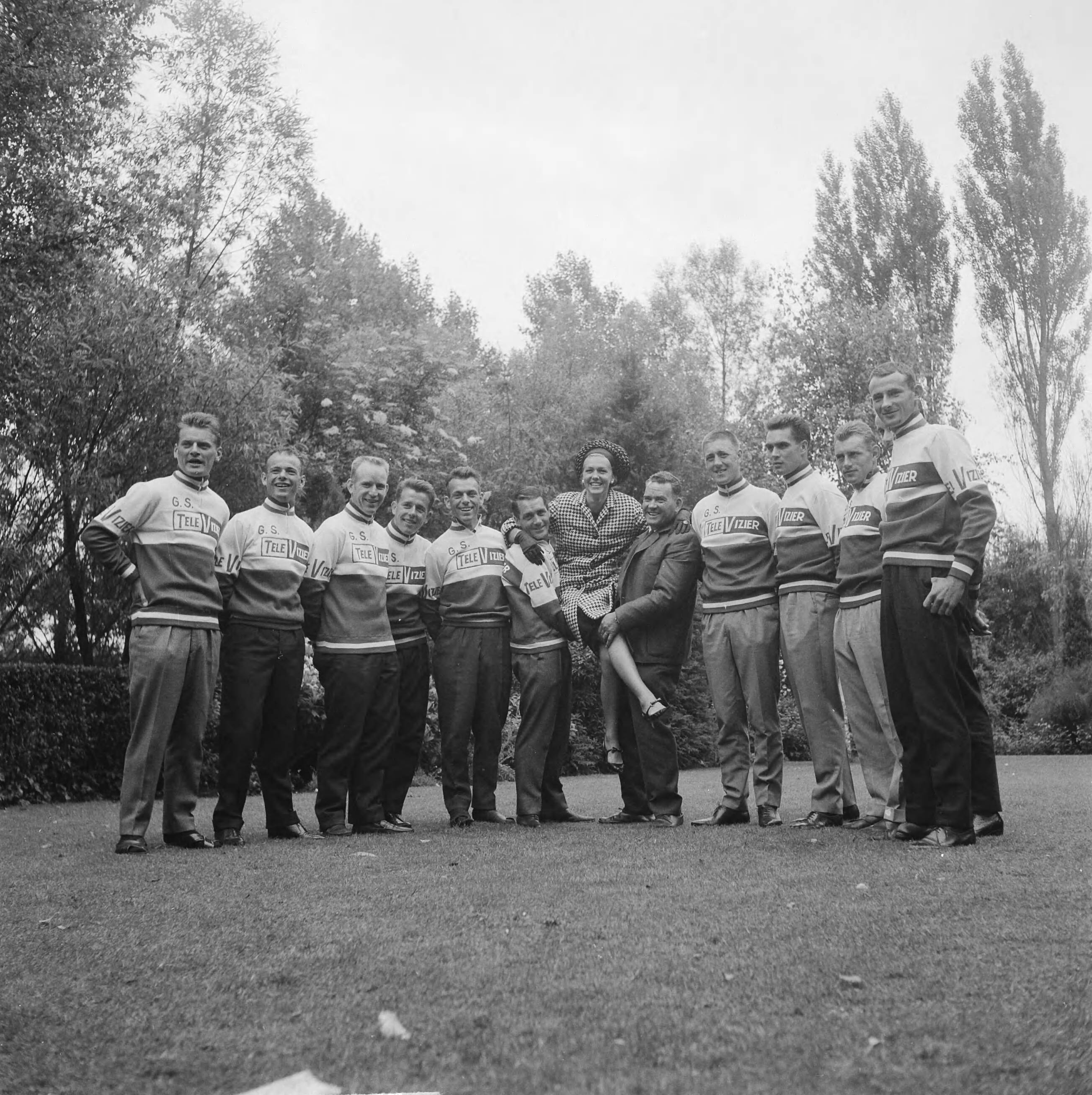 Fotocollectie Anefo — Nederlandse Tour De France ploeg vertrokken uit Breda met Miss Europa Elly Koot — Foto: Gelderen, Hugo van / Anefo. Licentie: Set B: Rechtenvrij / Publiek Domein. Bron: Nationaal Archief. http://hdl.handle.net/10648/aa6d8a96-d0b4-102d-bcf8-003048976d84
