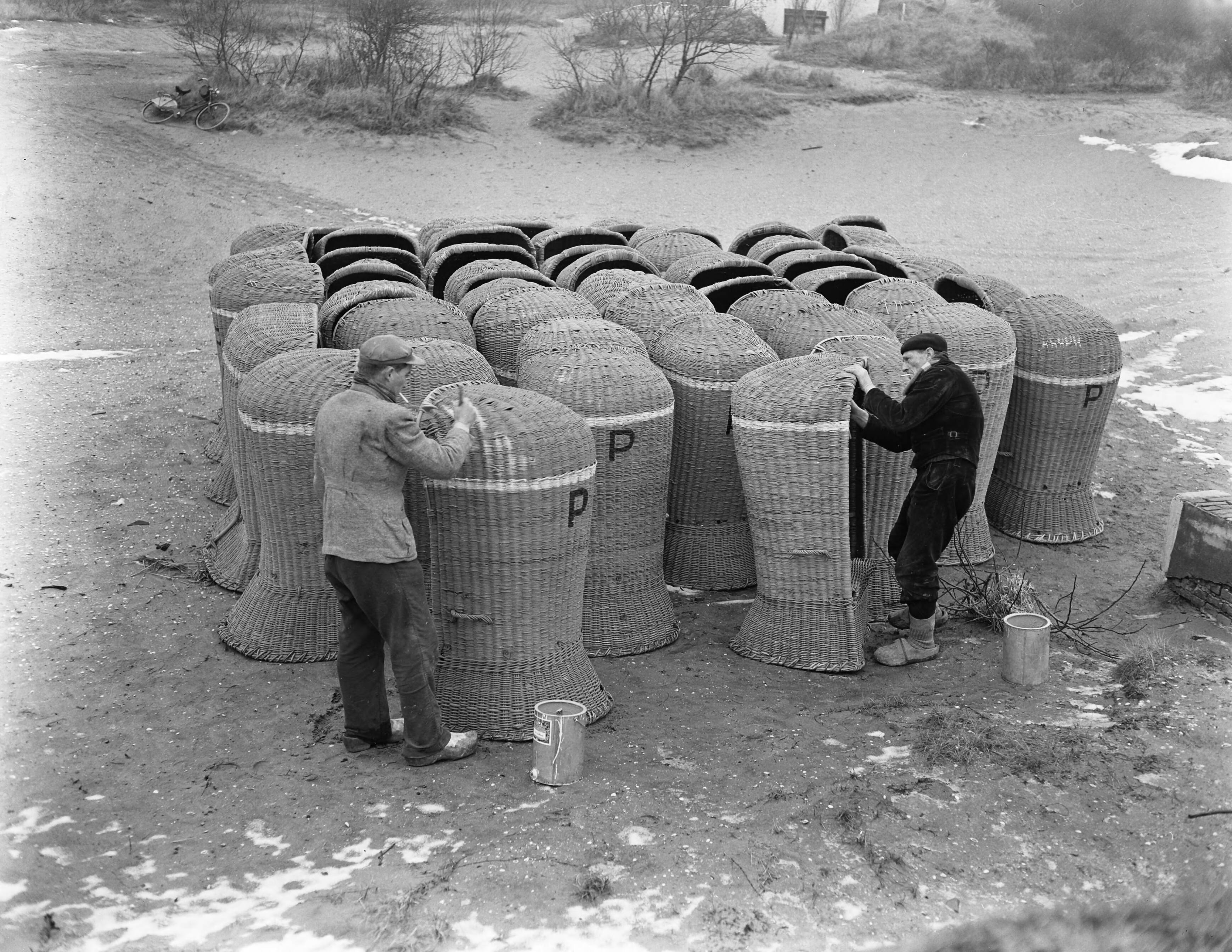 Fotocollectie Anefo — Badstoelen worden opgeknapt in Zandvoort — Foto: Pot, Harry / Anefo. Licentie: Set B: Rechtenvrij / Publiek Domein. Bron: Nationaal Archief. http://hdl.handle.net/10648/a943cfae-d0b4-102d-bcf8-003048976d84