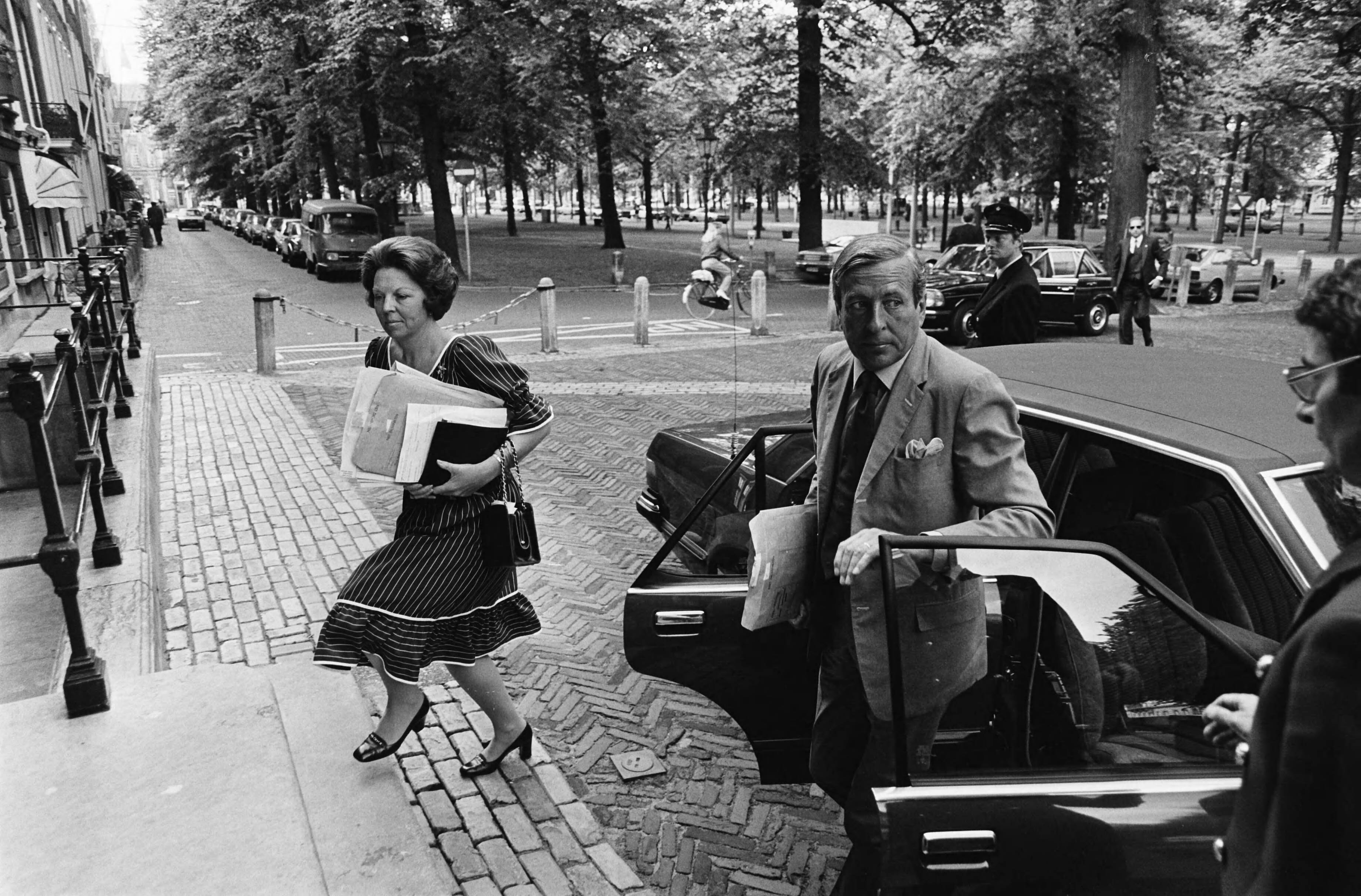 Fotocollectie Anefo — Kabinetsformatie; aankomst Koningin Beatrix bij Paleis Lange Voorhout in Den Haag met grote stapel papieren — Foto: Antonisse, Marcel / Anefo. Licentie: Set B: Rechtenvrij / Publiek Domein. Bron: Nationaal Archief. http://hdl.handle.net/10648/acfd22e4-d0b4-102d-bcf8-003048976d84