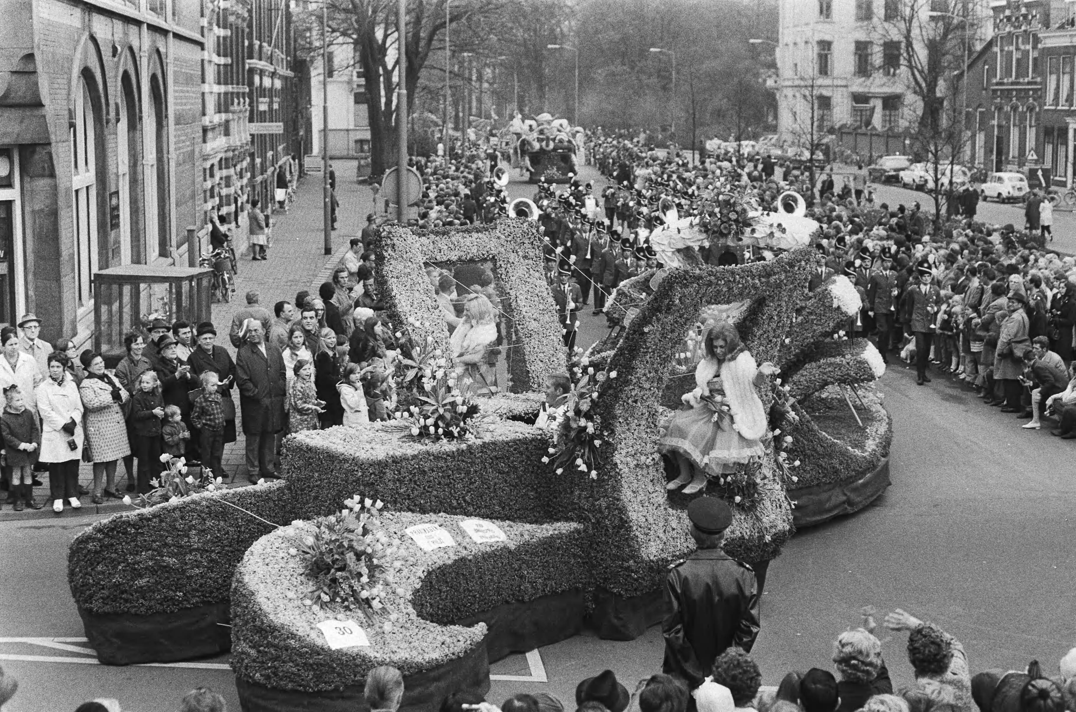 Bloemencorso in Haarlem — Praalwagens — Foto: Fotograaf Onbekend / Anefo. Licentie: Set B: Rechtenvrij / Publiek Domein. Bron: Nationaal Archief. http://hdl.handle.net/10648/abbca6b6-d0b4-102d-bcf8-003048976d84
