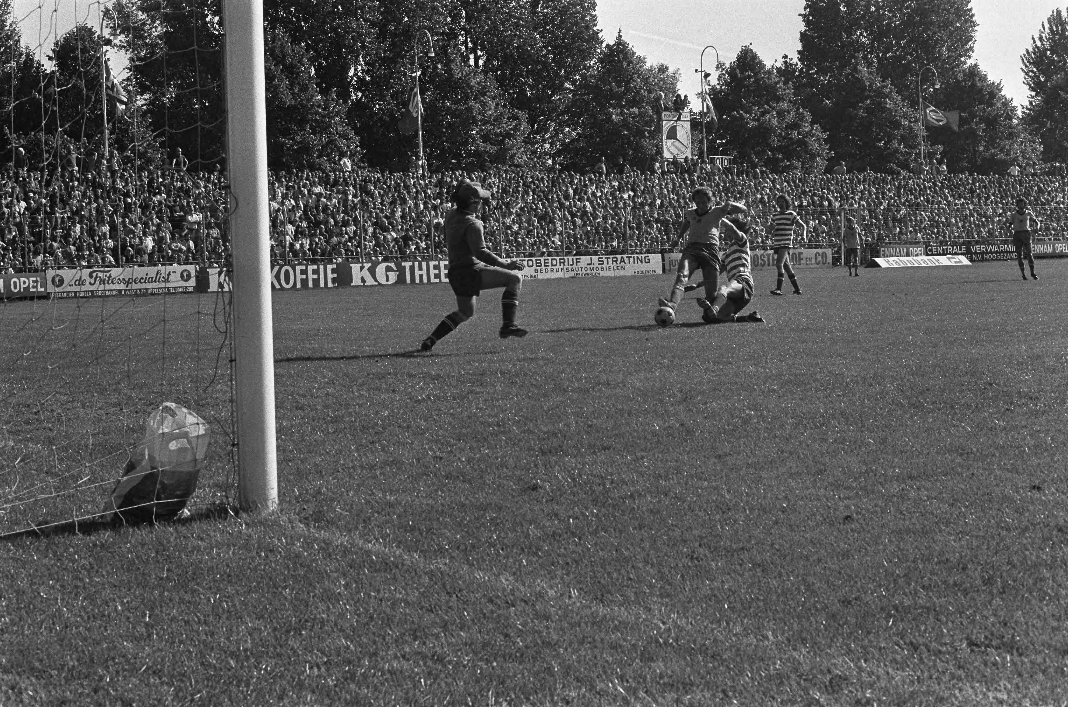 Fotocollectie Anefo — Groningen tegen Ajax 0-4, Haan scoort 0-1 — Foto: Peters, Hans / Anefo. Licentie: Set B: Rechtenvrij / Publiek Domein. Bron: Nationaal Archief. http://hdl.handle.net/10648/ac33e41a-d0b4-102d-bcf8-003048976d84