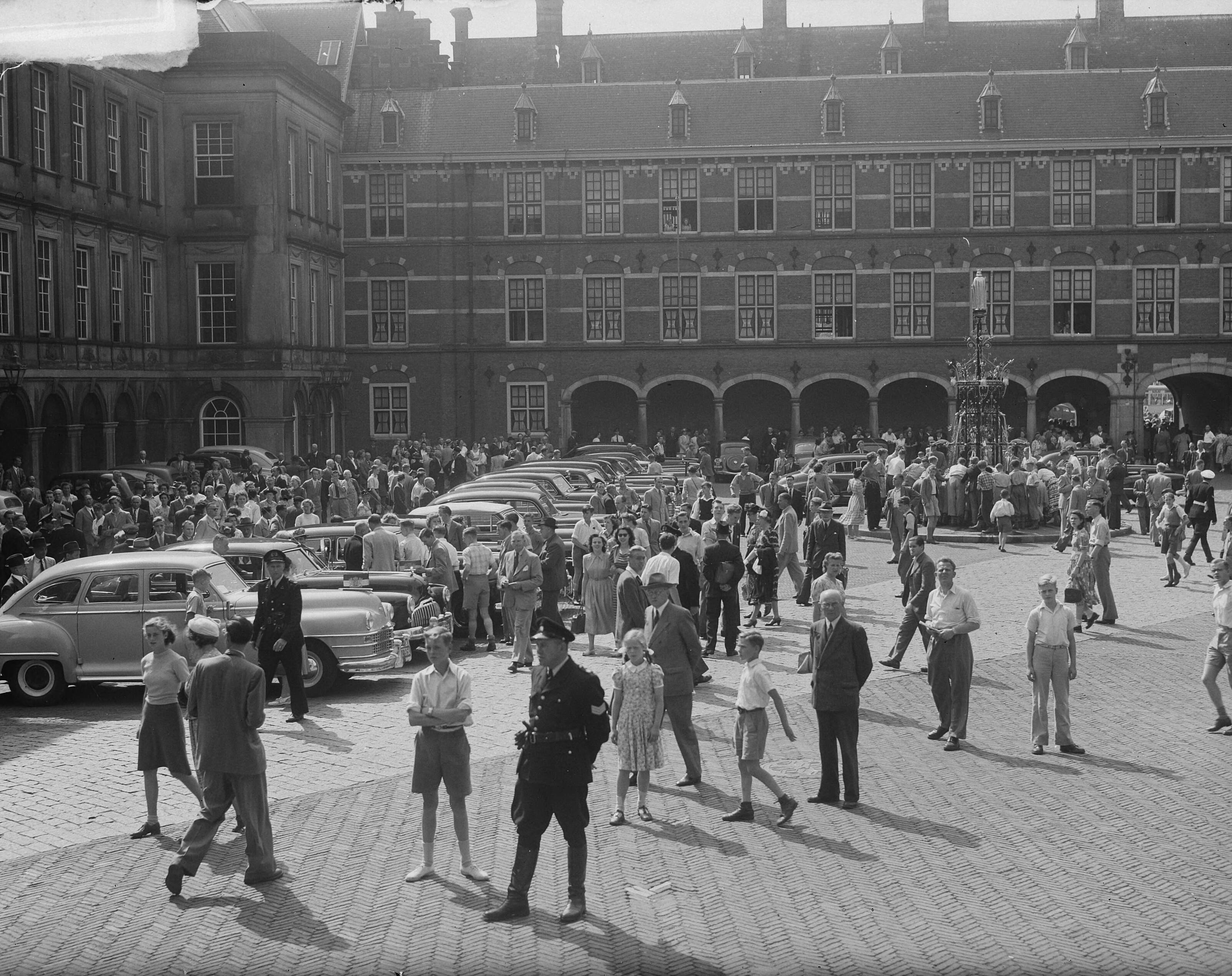Fotocollectie Anefo — Ronde Tafel Conferentie Indonesië (RTC) in de Ridderzaal te Den Haag, drukte op het Binnenhof — Foto: Noske, J.D. / Anefo. Licentie: Set B: Rechtenvrij / Publiek Domein. Bron: Nationaal Archief. http://hdl.handle.net/10648/a8ccf078-d0b4-102d-bcf8-003048976d84