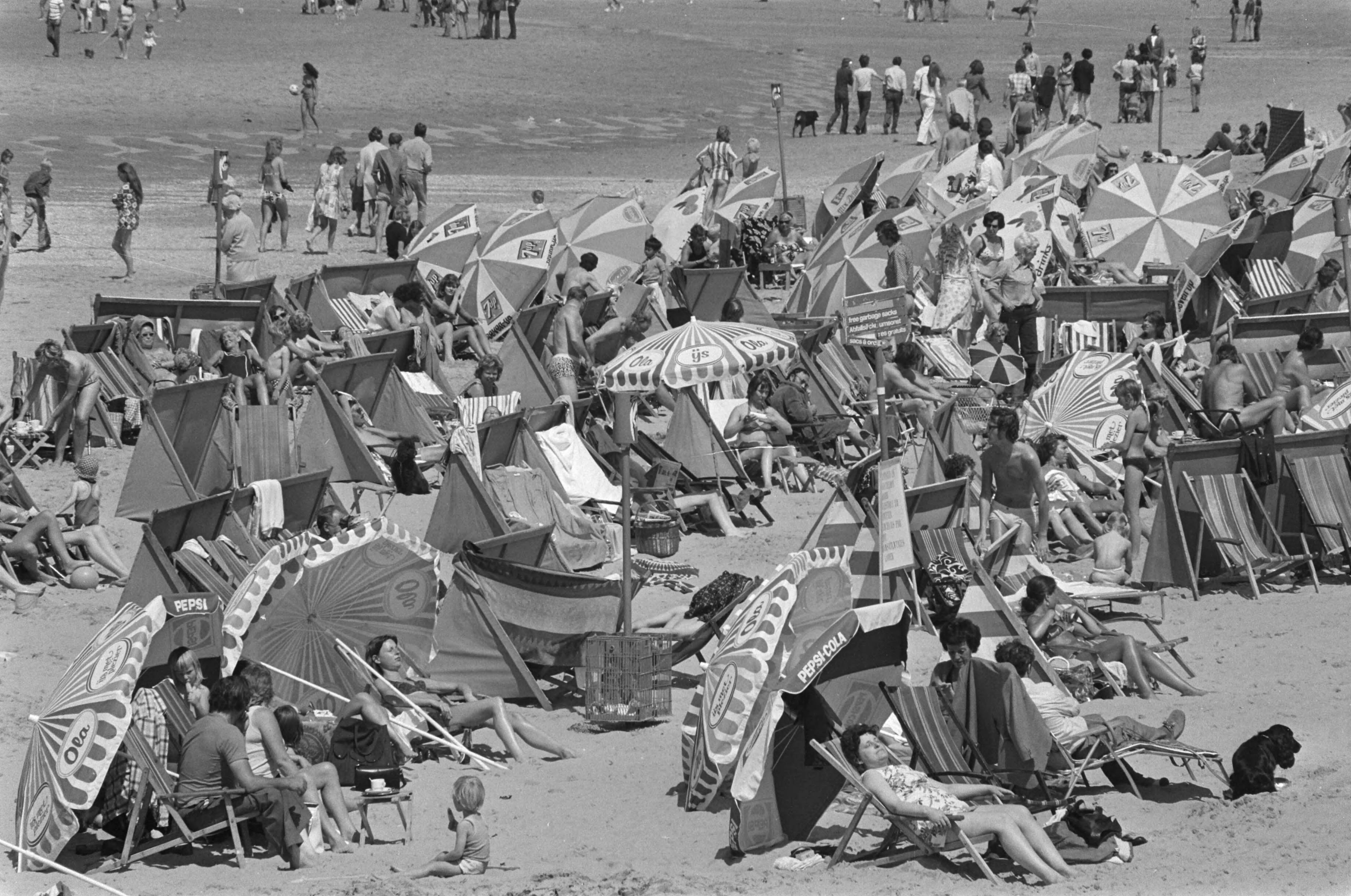 Fotocollectie Anefo — Drukte op Scheveningse strand; overzicht van de drukte — Foto: Verhoeff, Bert / Anefo. Licentie: Set B: Rechtenvrij / Publiek Domein. Bron: Nationaal Archief. http://hdl.handle.net/10648/ac50ddcc-d0b4-102d-bcf8-003048976d84