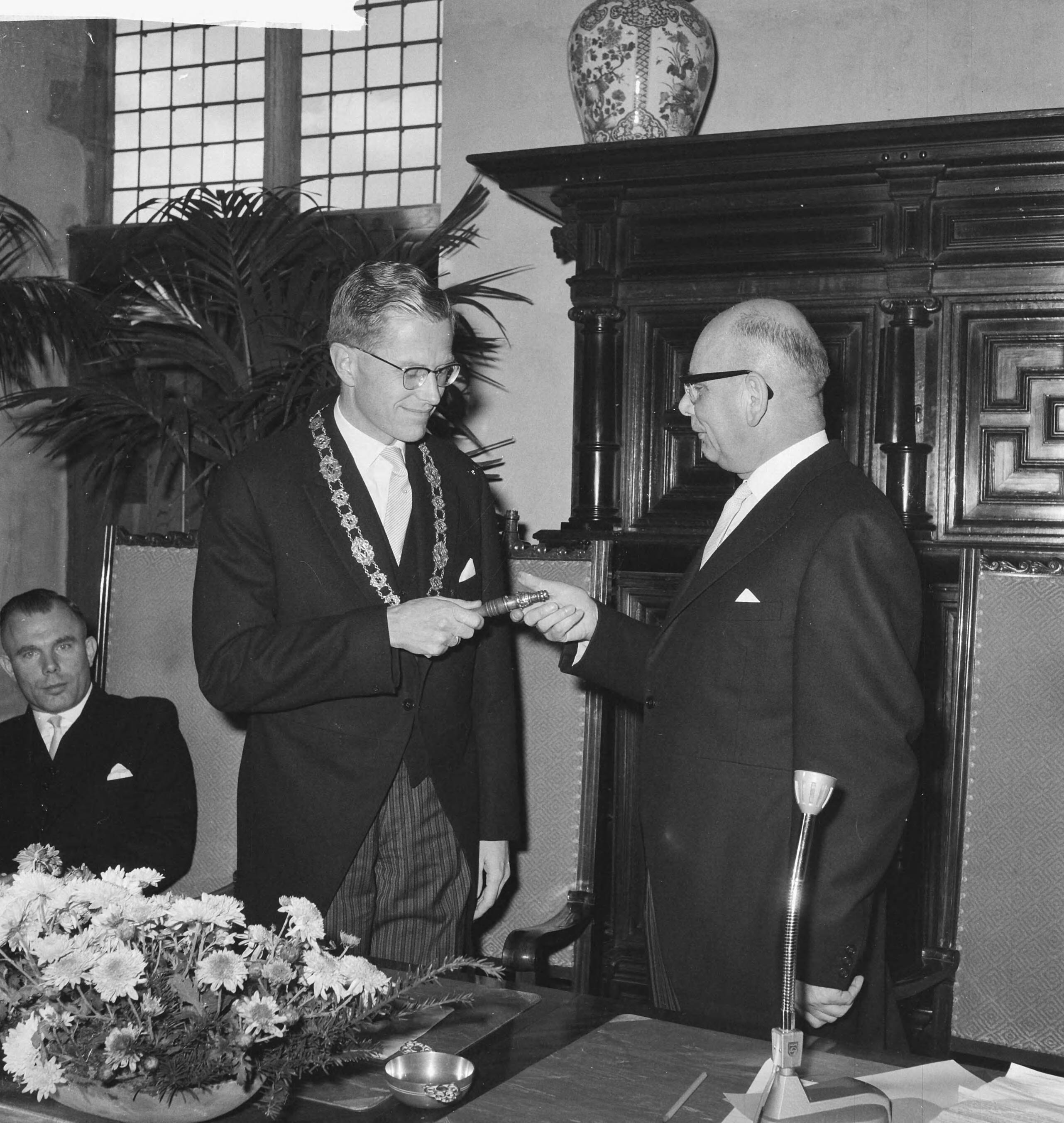 Fotocollectie Anefo — Installatie nieuwe burgemeester van Middelburg. Mr. J. Drijber en loco-burgemeester A.J. Berenpas — Foto: Koch, Eric / Anefo. Licentie: Set B: Rechtenvrij / Publiek Domein. Bron: Nationaal Archief. http://hdl.handle.net/10648/a9ea8d3a-d0b4-102d-bcf8-003048976d84