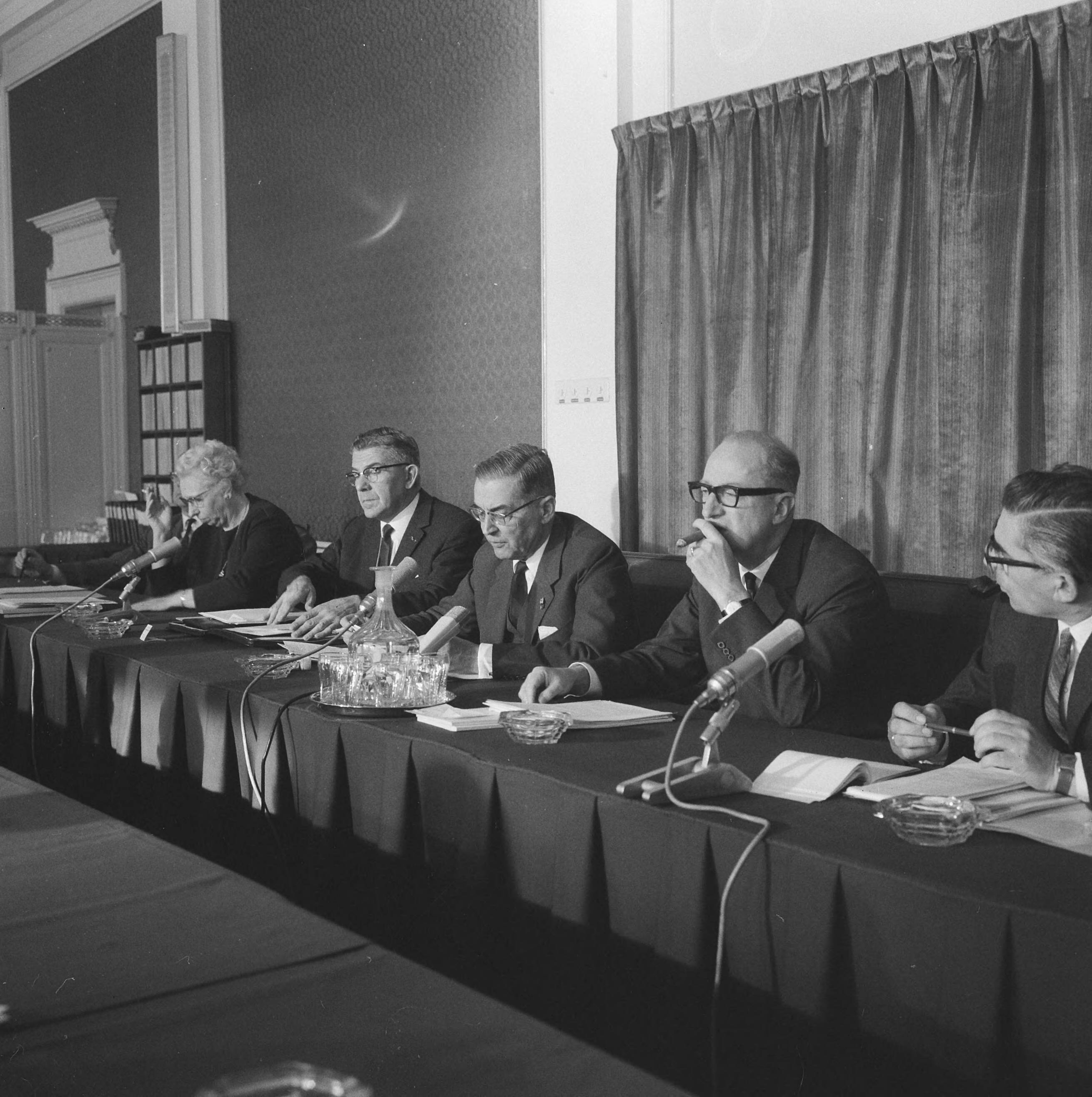 Persconferentie van de colleges van Burgemeester en Wethouders van Den Haag, Amsterdam en Rotterdam in de Raadzaal te Den Haag — Persconferentiie, vlnr. wethouder mevr. Zeelenberg (Rotterdam) , burgemeester Thomassen (Rotterdam), burgemeeste rVan Hall (Amsterdam), loco-burgemeester Schouten (Den Haag), wethouder Polak (Amsterdam) — Foto: Evers, Joost / Anefo. Licentie: Set B: Rechtenvrij / Publiek Domein. Bron: Nationaal Archief. http://hdl.handle.net/10648/aac9cb4e-d0b4-102d-bcf8-003048976d84