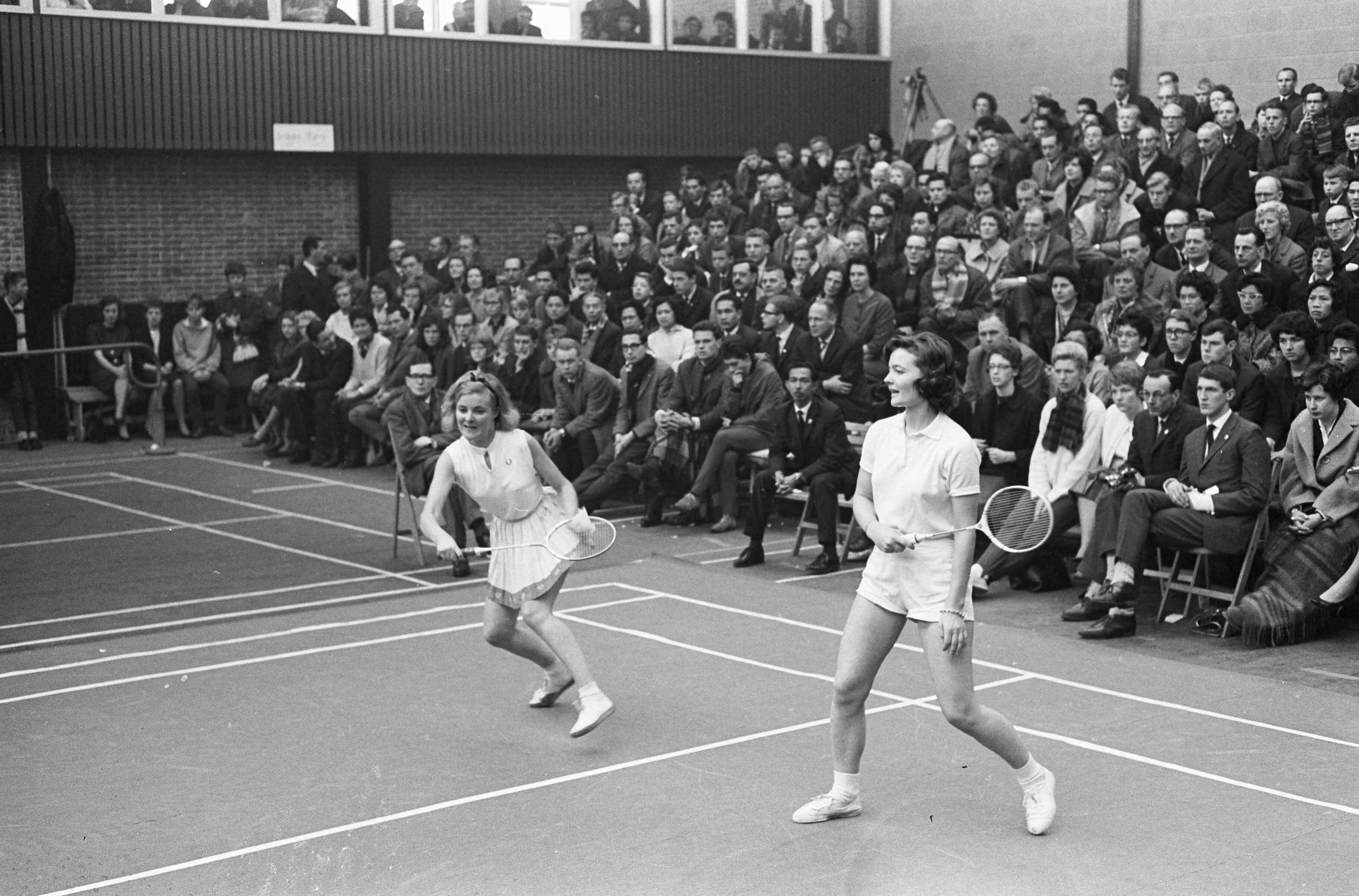 Fotocollectie Anefo — Internationale Badmintonkampioenschappen te Haarlem. Het Deense dames dubbel Flindt in aktie — Foto: Pot, Harry / Anefo. Licentie: Set B: Rechtenvrij / Publiek Domein. Bron: Nationaal Archief. http://hdl.handle.net/10648/aa2946a6-d0b4-102d-bcf8-003048976d84