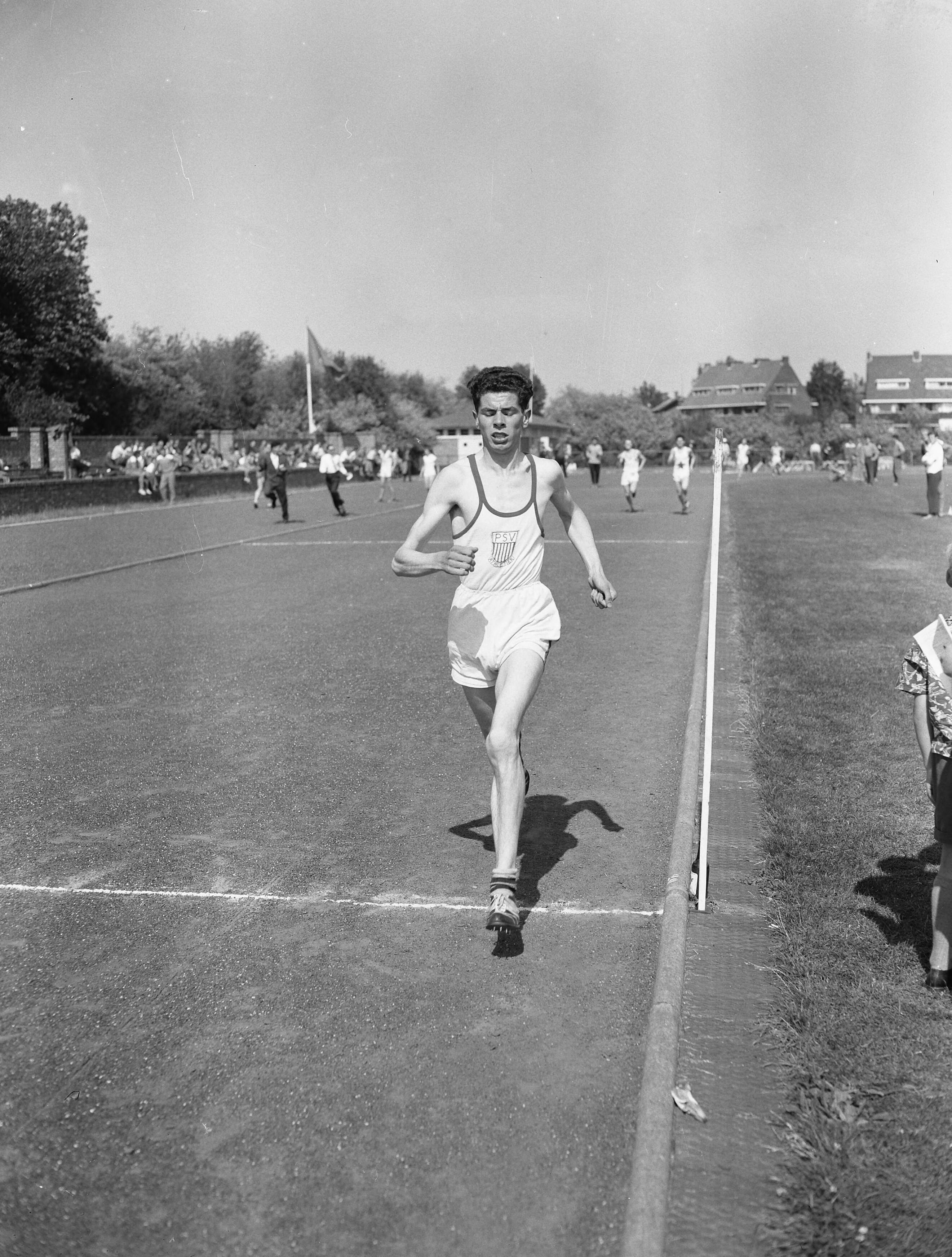 Fotocollectie Anefo — Nederlandse Jeugd Atletiekkampioenschappen te Den Haag. Winnaar 800 meter Haus (PSV) — Foto: Pot, Harry / Anefo. Licentie: Set B: Rechtenvrij / Publiek Domein. Bron: Nationaal Archief. http://hdl.handle.net/10648/a9387bea-d0b4-102d-bcf8-003048976d84