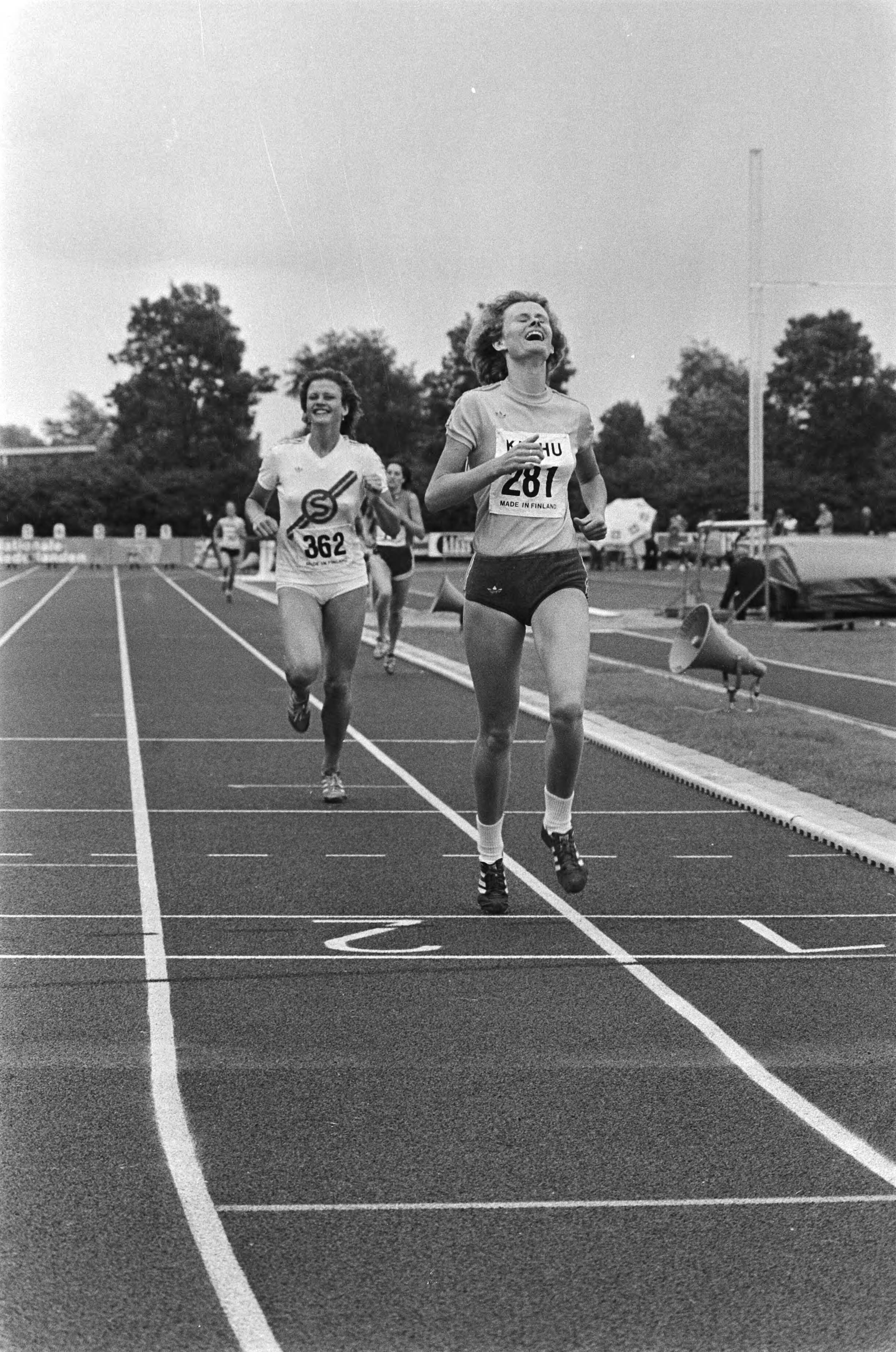 Fotocollectie Anefo — Nationale atletiekkampioenschappen Groningen; Elly van Hulst wint 800 meter, gevolgd door Olga Commandeur — Foto: Verhoeff, Bert / Anefo. Licentie: Set B: Rechtenvrij / Publiek Domein. Bron: Nationaal Archief. http://hdl.handle.net/10648/acb9a000-d0b4-102d-bcf8-003048976d84