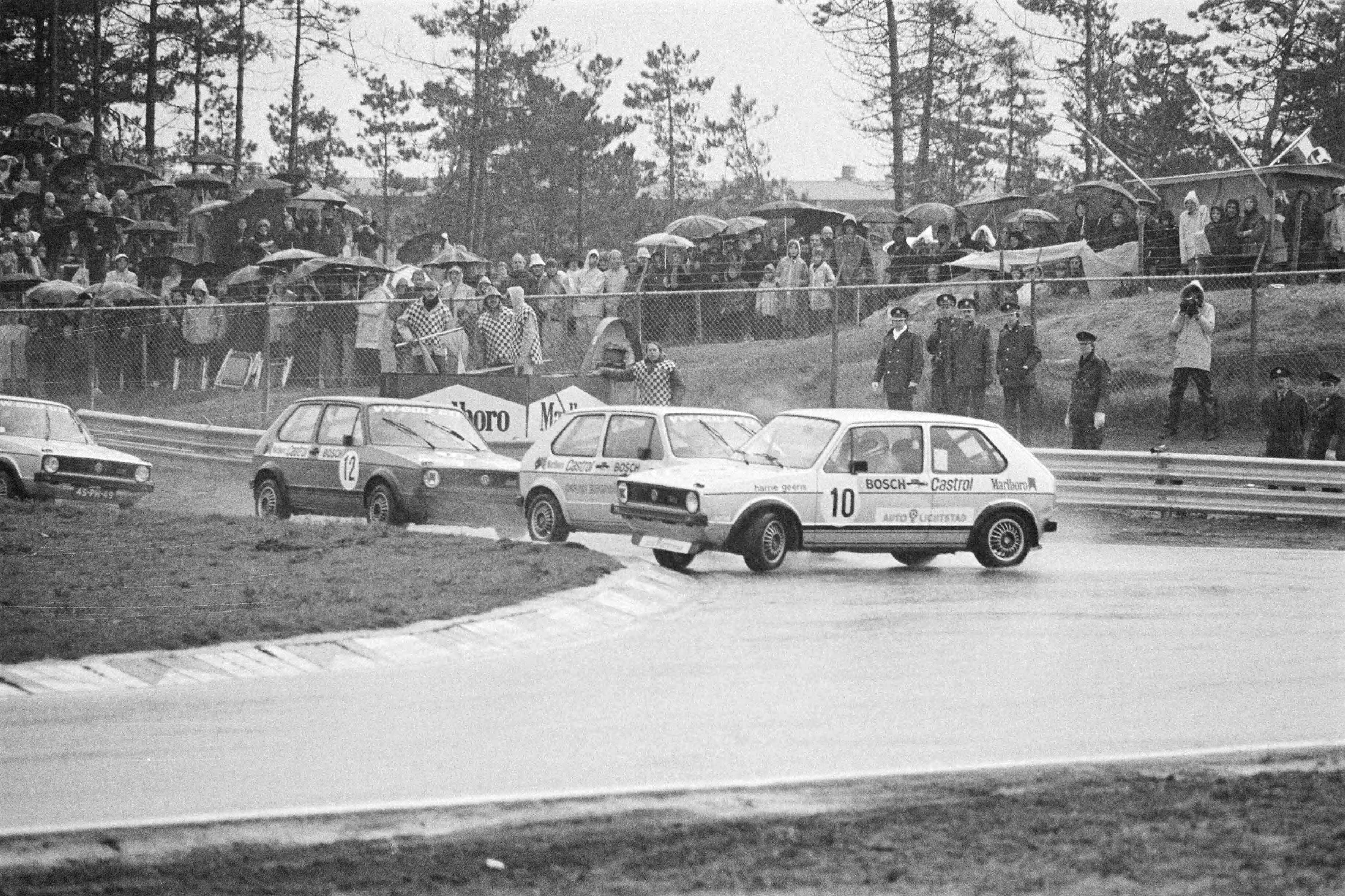 Fotocollectie Anefo — Grote Prijs van Zandvoort autoraces; — Foto: Suyk, Koen / Anefo. Licentie: Set B: Rechtenvrij / Publiek Domein. Bron: Nationaal Archief. http://hdl.handle.net/10648/ac9b02e4-d0b4-102d-bcf8-003048976d84