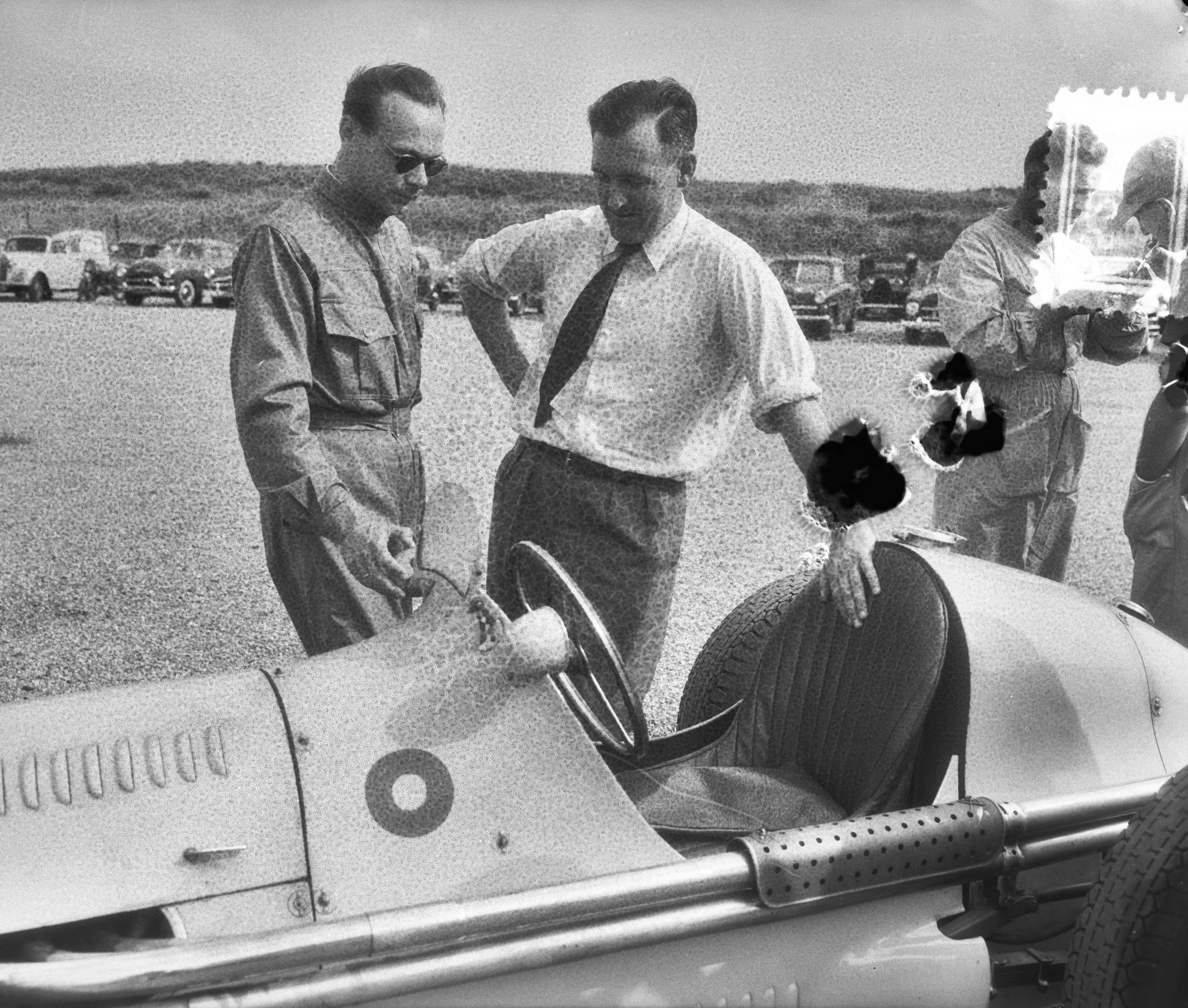 Fotocollectie Anefo — Autoraces Zandvoort. Dries van der Lof en Jan Flinterman tijdens de training van de Grote Prijs van Nederland — Foto: Pot, Harry / Anefo. Licentie: Set B: Rechtenvrij / Publiek Domein. Bron: Nationaal Archief. http://hdl.handle.net/10648/a8fe6360-d0b4-102d-bcf8-003048976d84