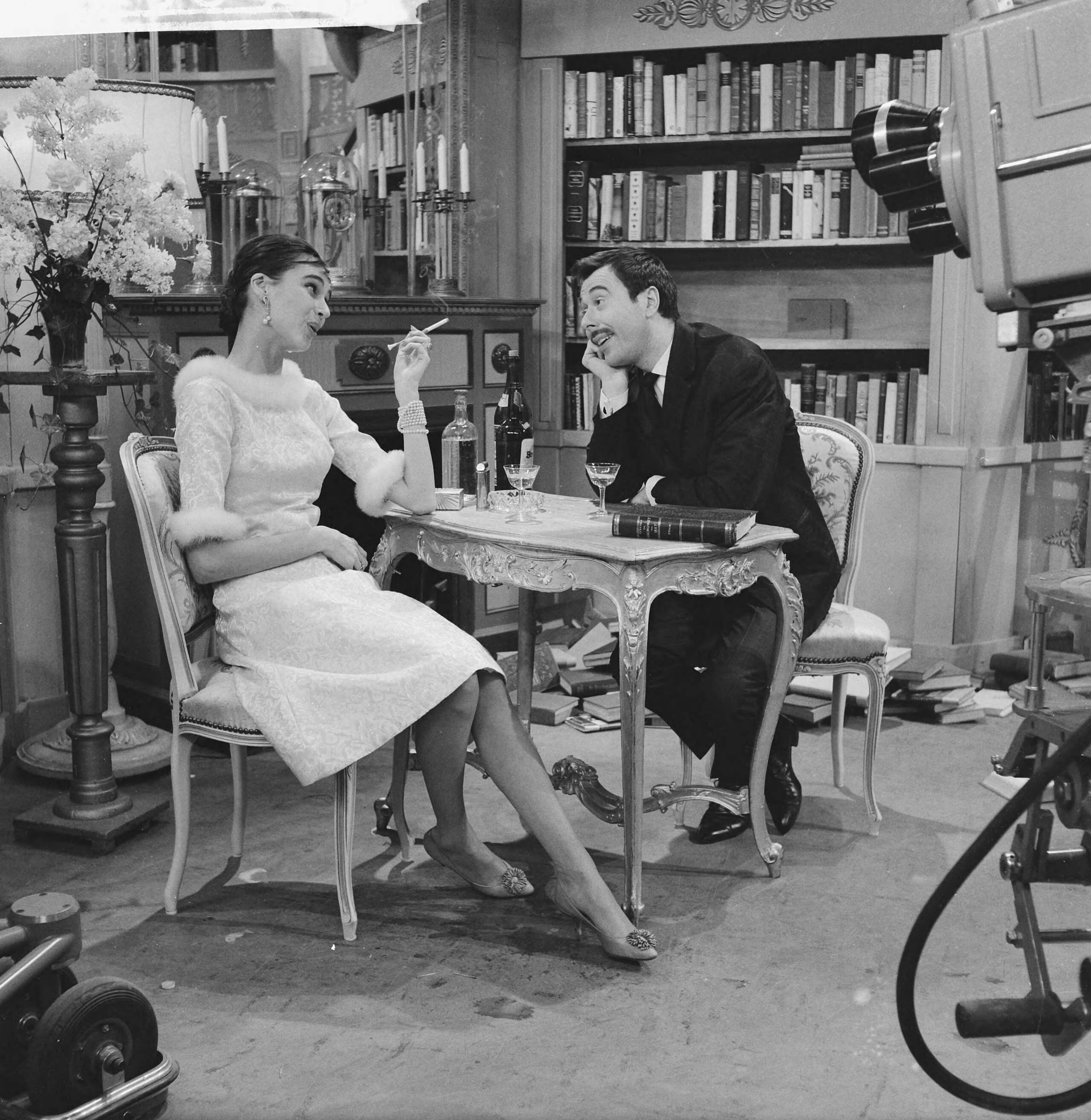 Fotocollectie Anefo — Televisieoperette "Mijn zusje en ik". Sigrid Koetse en Paul Cammermans — Foto: Gelderen, Hugo van / Anefo. Licentie: Set B: Rechtenvrij / Publiek Domein. Bron: Nationaal Archief. http://hdl.handle.net/10648/a9f2b91a-d0b4-102d-bcf8-003048976d84