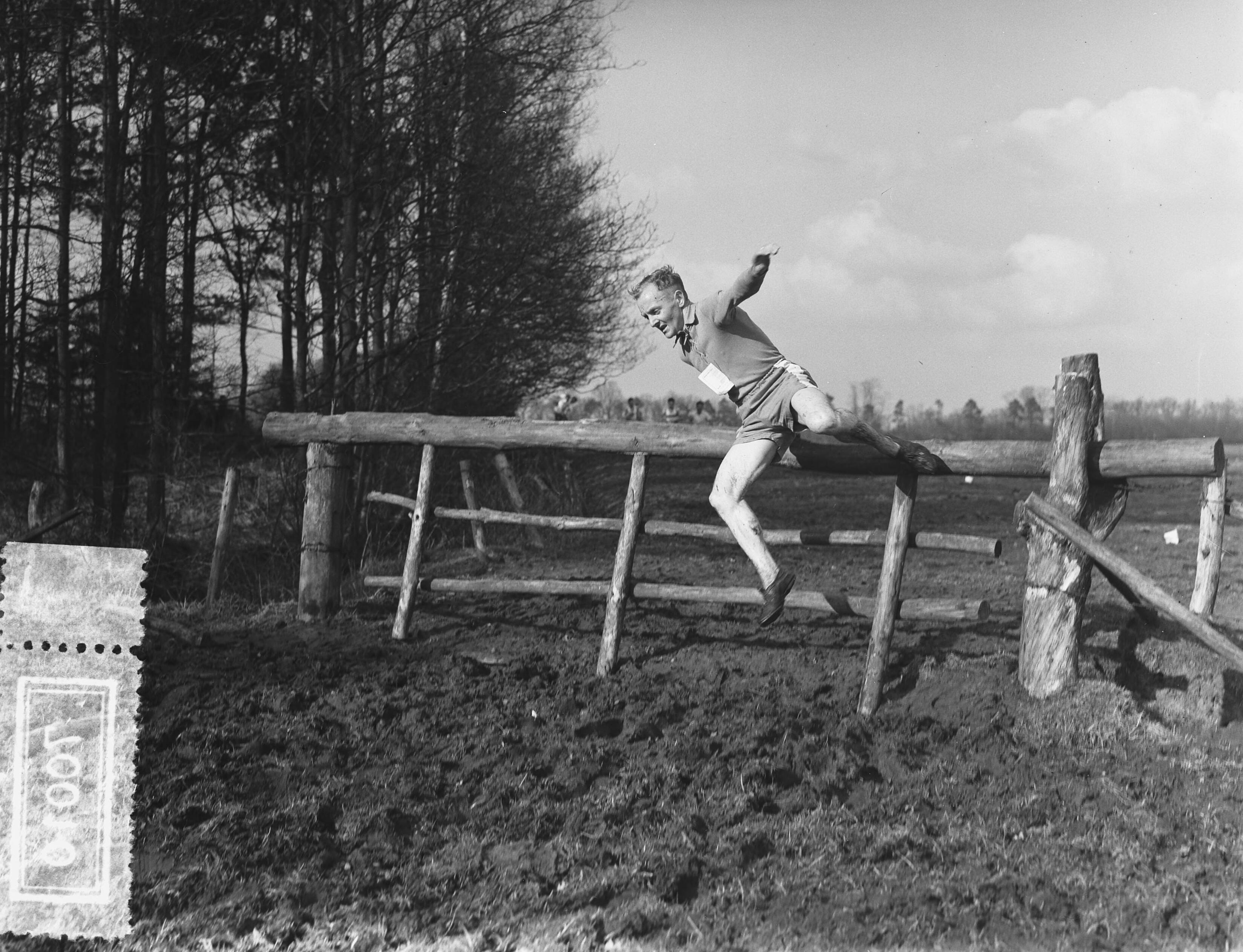 Fotocollectie Anefo — Atletiek. Crosskampioenschap van Nederland op landgoed Trippenburg te Breda. Deelnemer springt over houten hek — Foto: Bilsen, Joop van / Anefo. Licentie: Set B: Rechtenvrij / Publiek Domein. Bron: Nationaal Archief. http://hdl.handle.net/10648/a9316a6c-d0b4-102d-bcf8-003048976d84