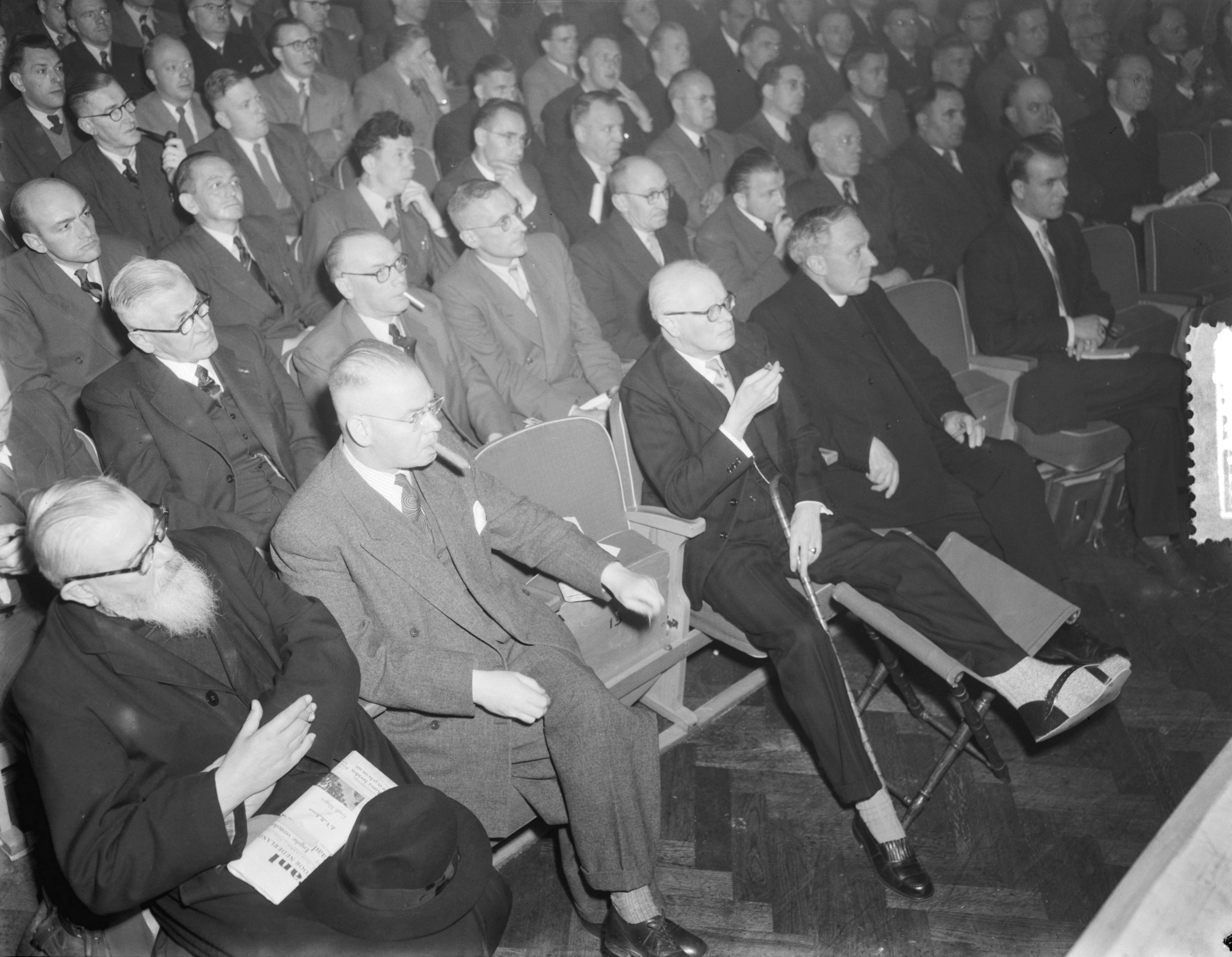 Fotocollectie Anefo — Looncongres van de Katholieke Arbeiders Beweging (KAB) in Utrecht in gebouw K & W. De voorzitter van de KVP kamerfractie, prof. mr. C.P.M. Romme met geblesseerde voet behoorde tot de genodigden. Naast prof. Romme zit dr. Olierook — Foto: Duinen, G.W. van / Anefo. Licentie: Set B: Rechtenvrij / Publiek Domein. Bron: Nationaal Archief. http://hdl.handle.net/10648/a9153306-d0b4-102d-bcf8-003048976d84
