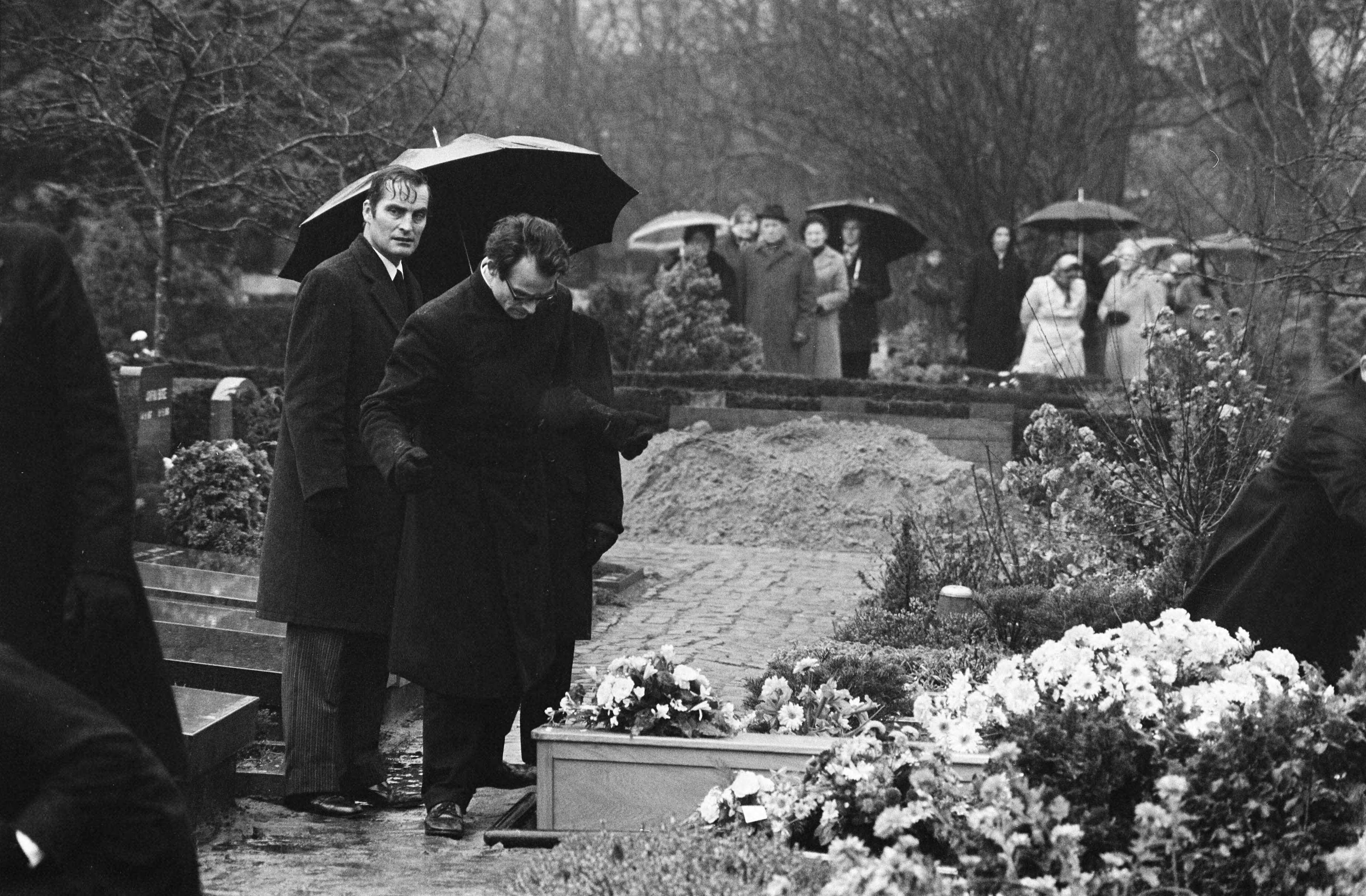 Fotocollectie Anefo — Verongelukte Martinair-stewardess Rietje van Hamburg in Wassenaar begraven; familieleden rond het graf — Foto: Bogaerts, Rob / Anefo. Licentie: Set B: Rechtenvrij / Publiek Domein. Bron: Nationaal Archief. http://hdl.handle.net/10648/ac5d2488-d0b4-102d-bcf8-003048976d84