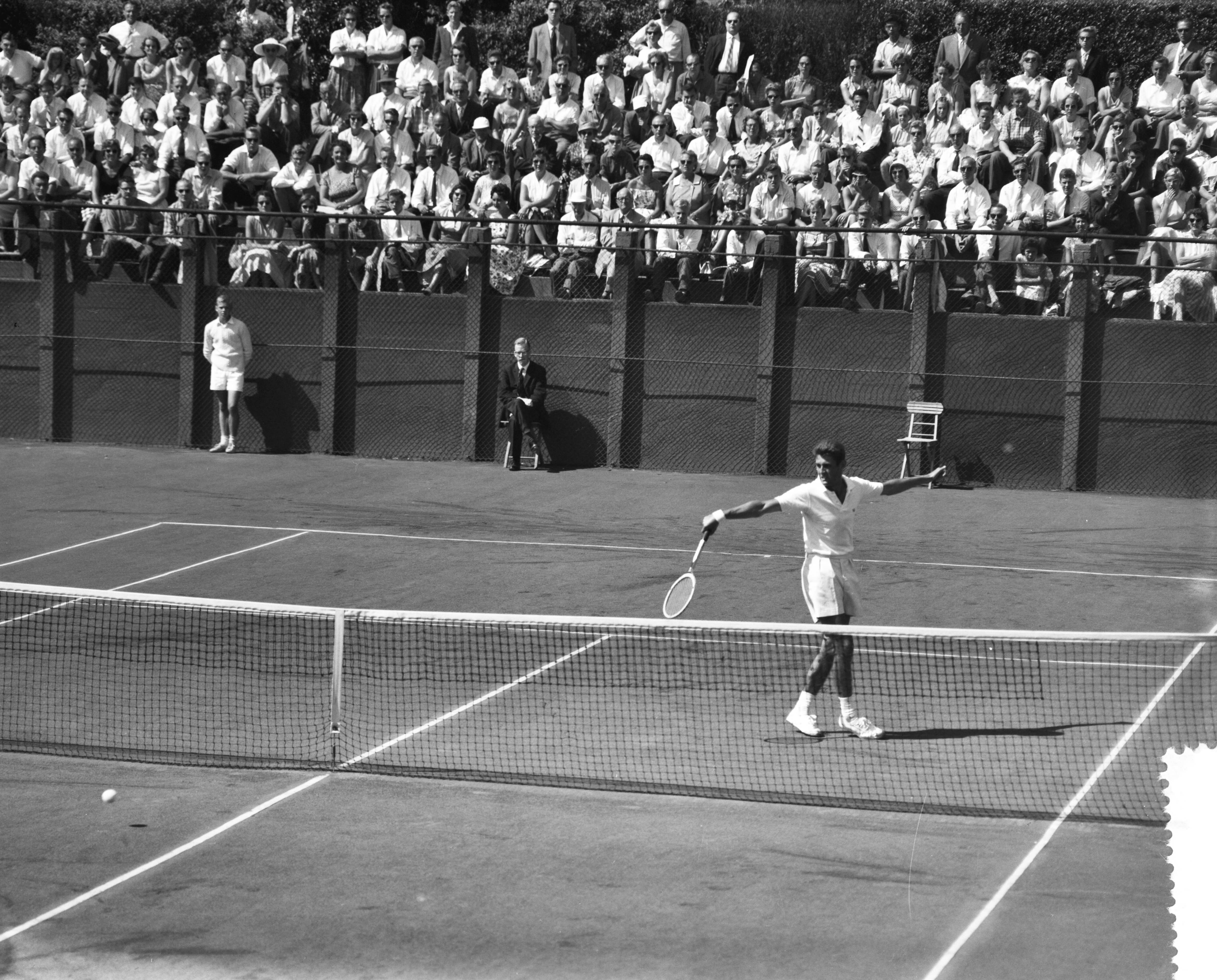Fotocollectie Anefo — Nederlandse tenniskampioenschappen op de METS-banen te Scheveningen, Piet van Eijsden in actie — Foto: Behrens, Herbert F. / Anefo. Licentie: Set B: Rechtenvrij / Publiek Domein. Bron: Nationaal Archief. http://hdl.handle.net/10648/a99b4428-d0b4-102d-bcf8-003048976d84