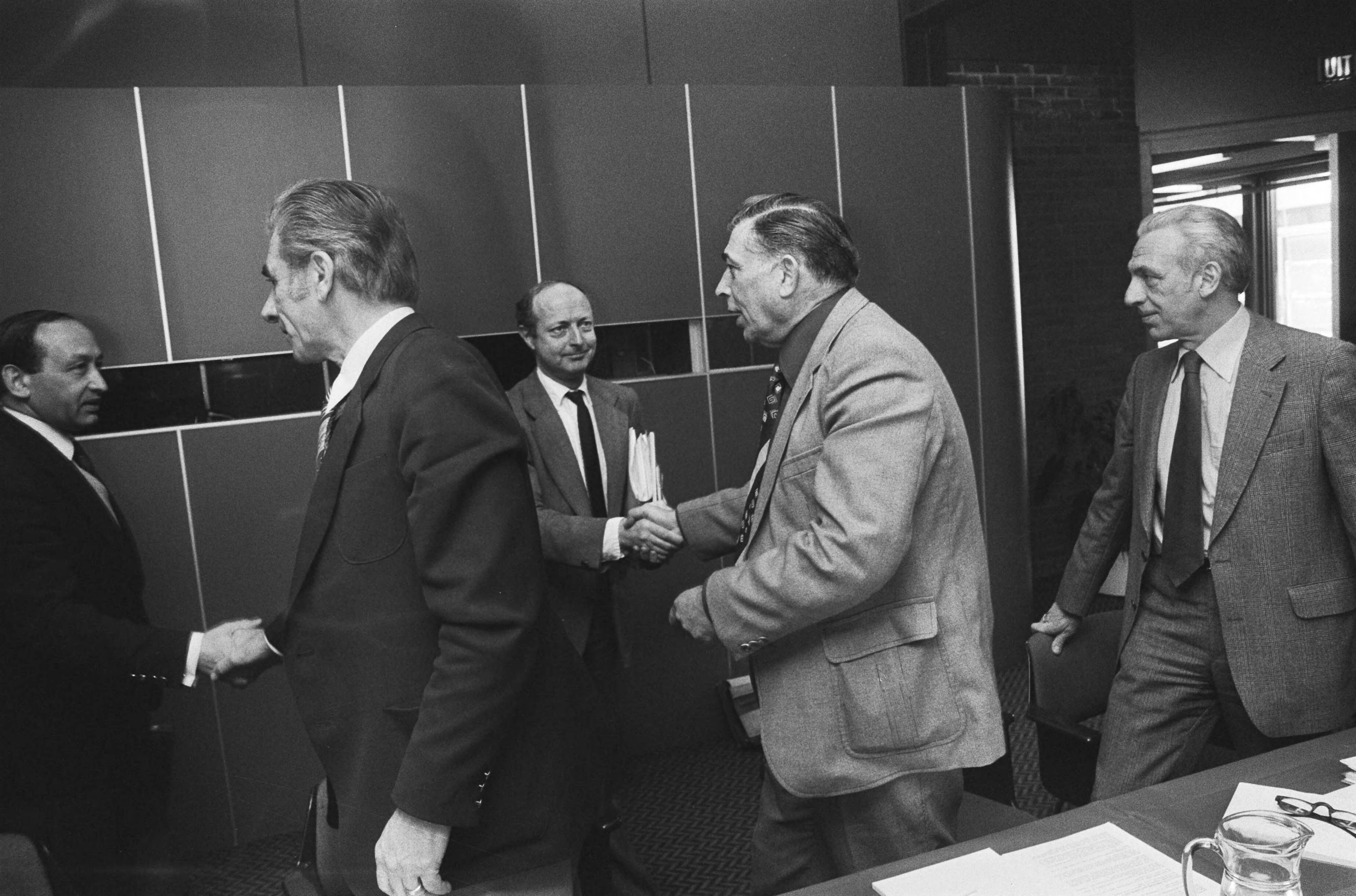 Overleg over de metaal CAO in Zoetermeer — Onderlinge begroeting van de deelnemers — Foto: Bogaerts, Rob / Anefo. Licentie: Set B: Rechtenvrij / Publiek Domein. Bron: Nationaal Archief. http://hdl.handle.net/10648/acc5ed24-d0b4-102d-bcf8-003048976d84