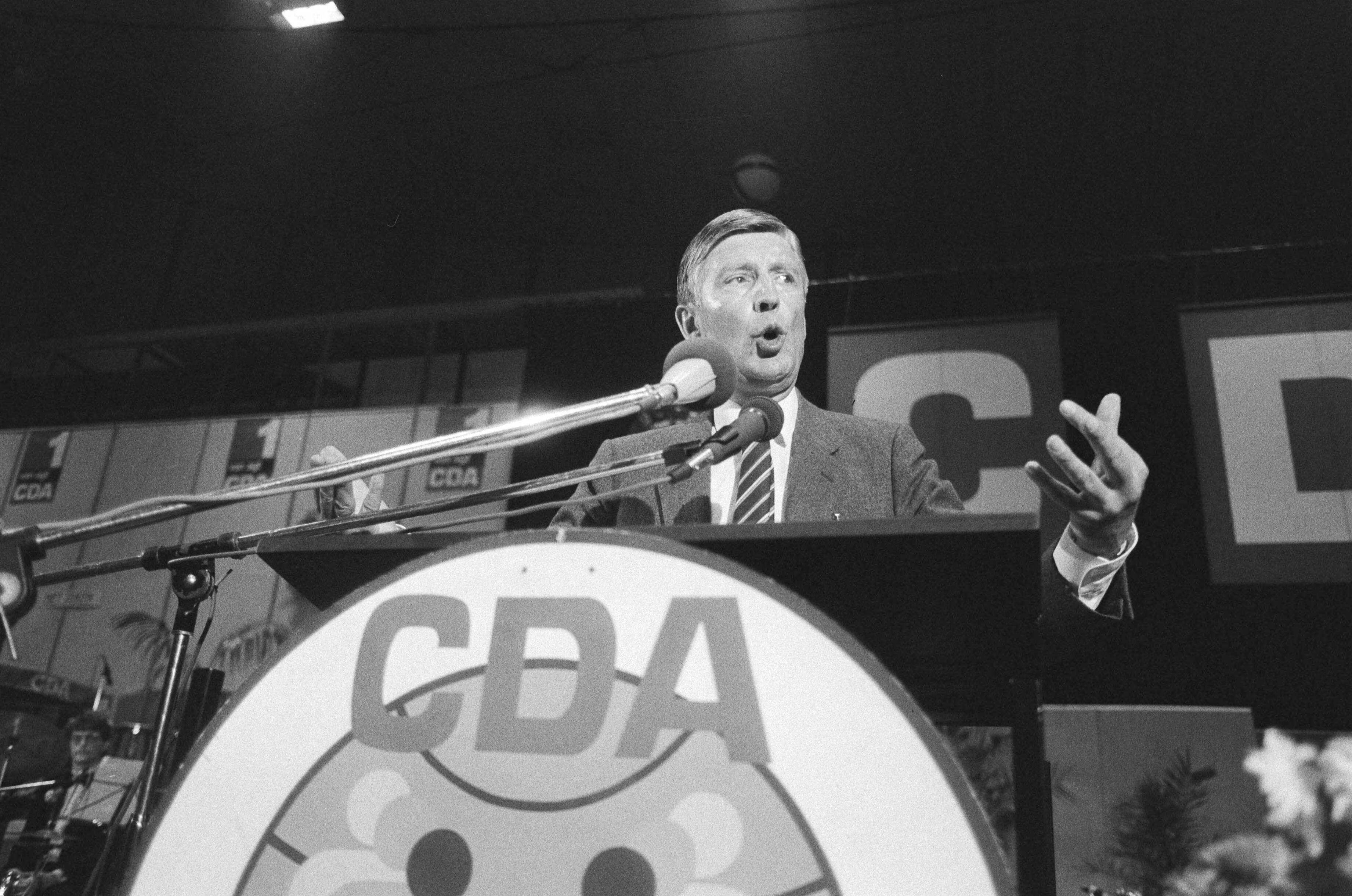 Fotocollectie Anefo — Tevens opdracht CDA, verkiezingsbijeenkomst CDA in Kerkrade Van Agt tijdens rede — Foto: Bogaerts, Rob / Anefo. Licentie: Set B: Rechtenvrij / Publiek Domein. Bron: Nationaal Archief. http://hdl.handle.net/10648/ad1dd278-d0b4-102d-bcf8-003048976d84