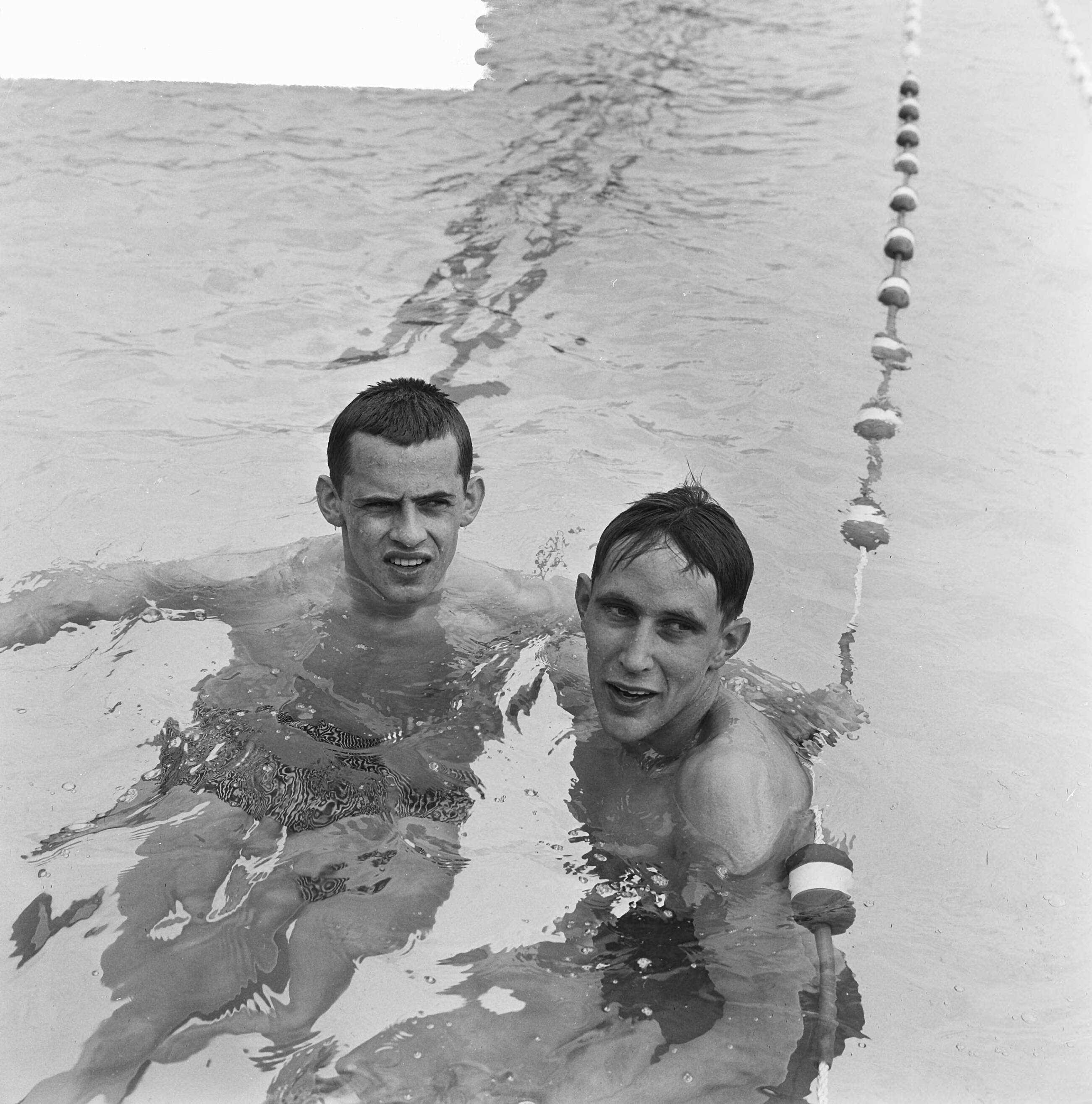 Fotocollectie Anefo — Zweminterland Nederland tegen Engeland te Groningen [twee zwemmers] — Foto: Koch, Eric / Anefo. Licentie: Set B: Rechtenvrij / Publiek Domein. Bron: Nationaal Archief. http://hdl.handle.net/10648/aa6eefbc-d0b4-102d-bcf8-003048976d84