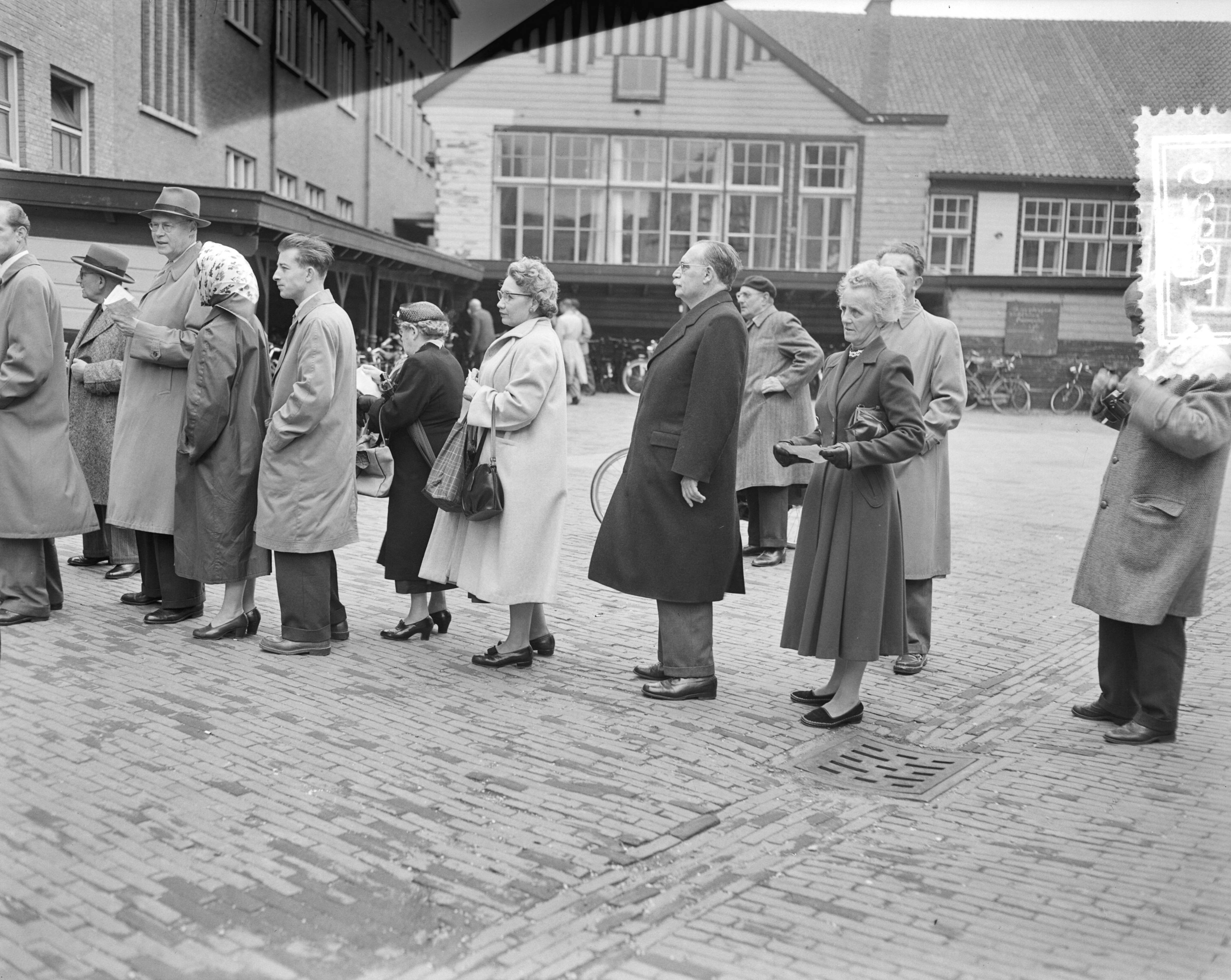 Stemmen voor de Tweede Kamerverkiezingen 1956 — Premier Drees in de rij bij het stembureau in Den Haag — Foto: Pot, Harry / Anefo. Licentie: Set B: Rechtenvrij / Publiek Domein. Bron: Nationaal Archief. http://hdl.handle.net/10648/a949be78-d0b4-102d-bcf8-003048976d84