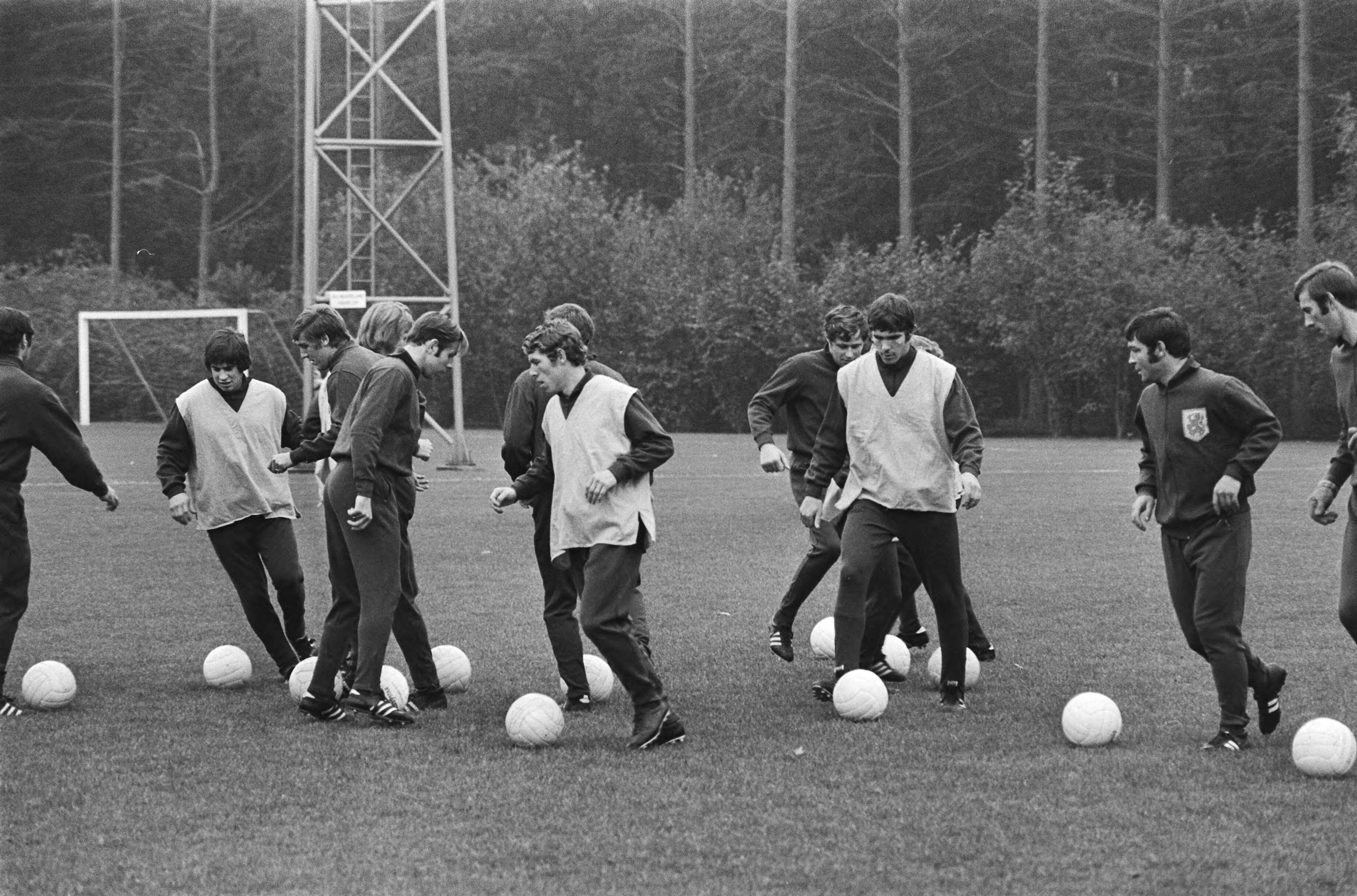 Fotocollectie Anefo — Selectie voor Nederlands elftal traint in KNVB-centrum, Zeist voor wedstrijd tegen Joegoslavie; training — Foto: Mieremet, Rob / Anefo. Licentie: Set B: Rechtenvrij / Publiek Domein. Bron: Nationaal Archief. http://hdl.handle.net/10648/aba5c400-d0b4-102d-bcf8-003048976d84