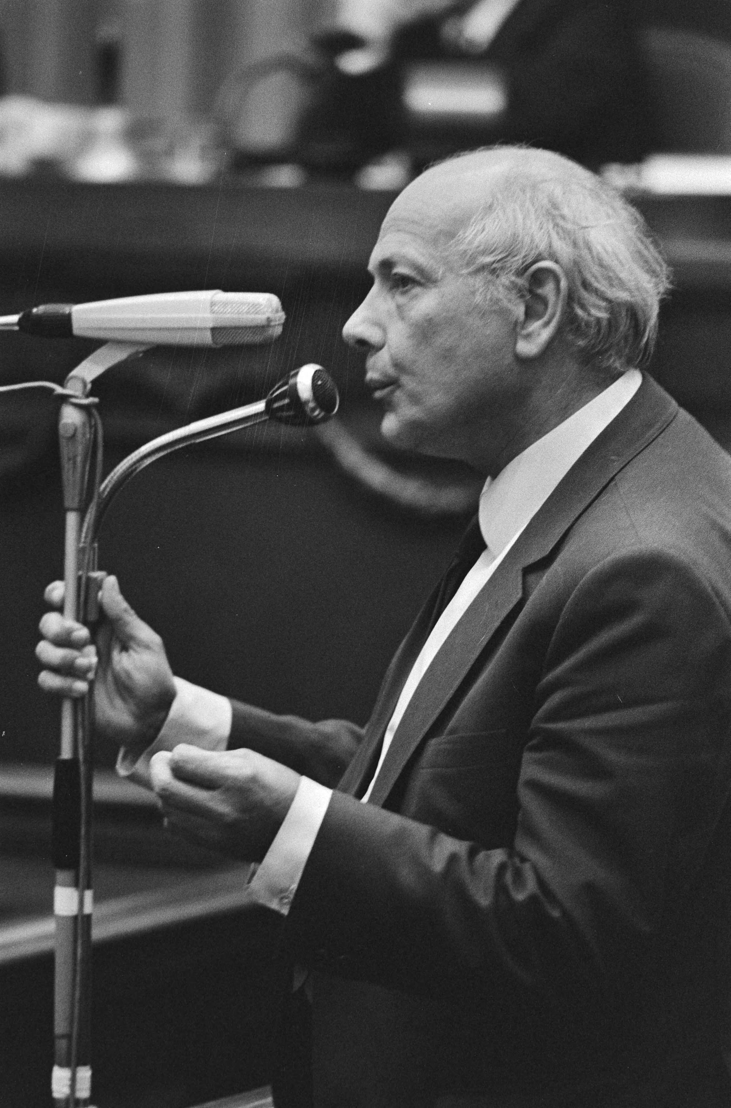 Fotocollectie Anefo — Tweede Kamer , premier Biesheuvel beantwoordt vragen fractievoorzitters, Den Uyl — Foto: Peters, Hans / Anefo. Licentie: Set B: Rechtenvrij / Publiek Domein. Bron: Nationaal Archief. http://hdl.handle.net/10648/abc8f204-d0b4-102d-bcf8-003048976d84